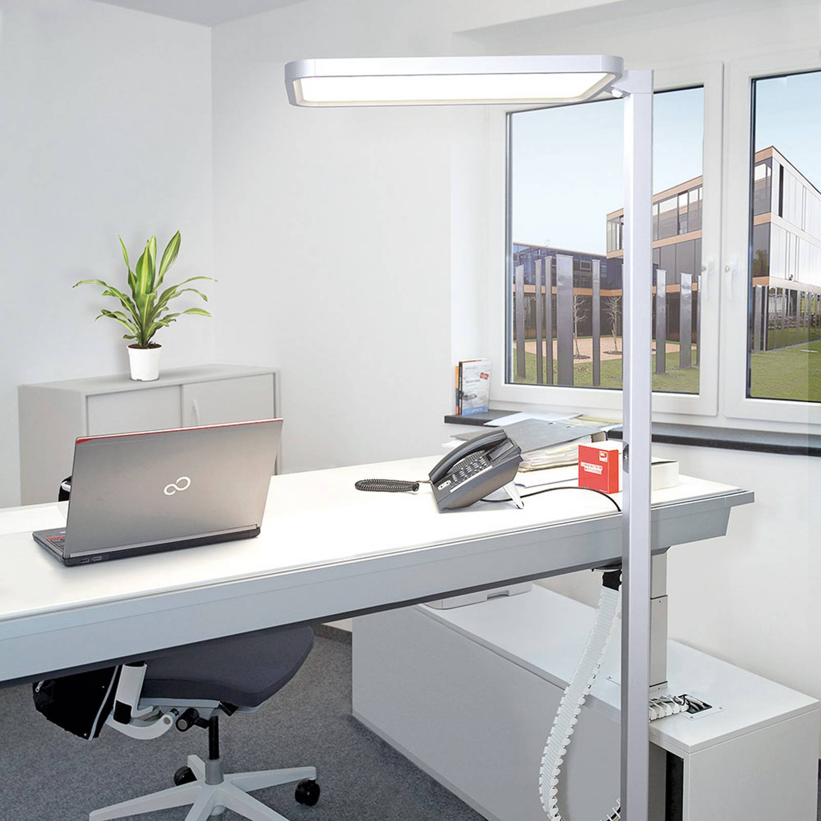 DOTLUX LED-Sensor-Stehlampe STUDIObutler silber 80 W 840 dim günstig online kaufen