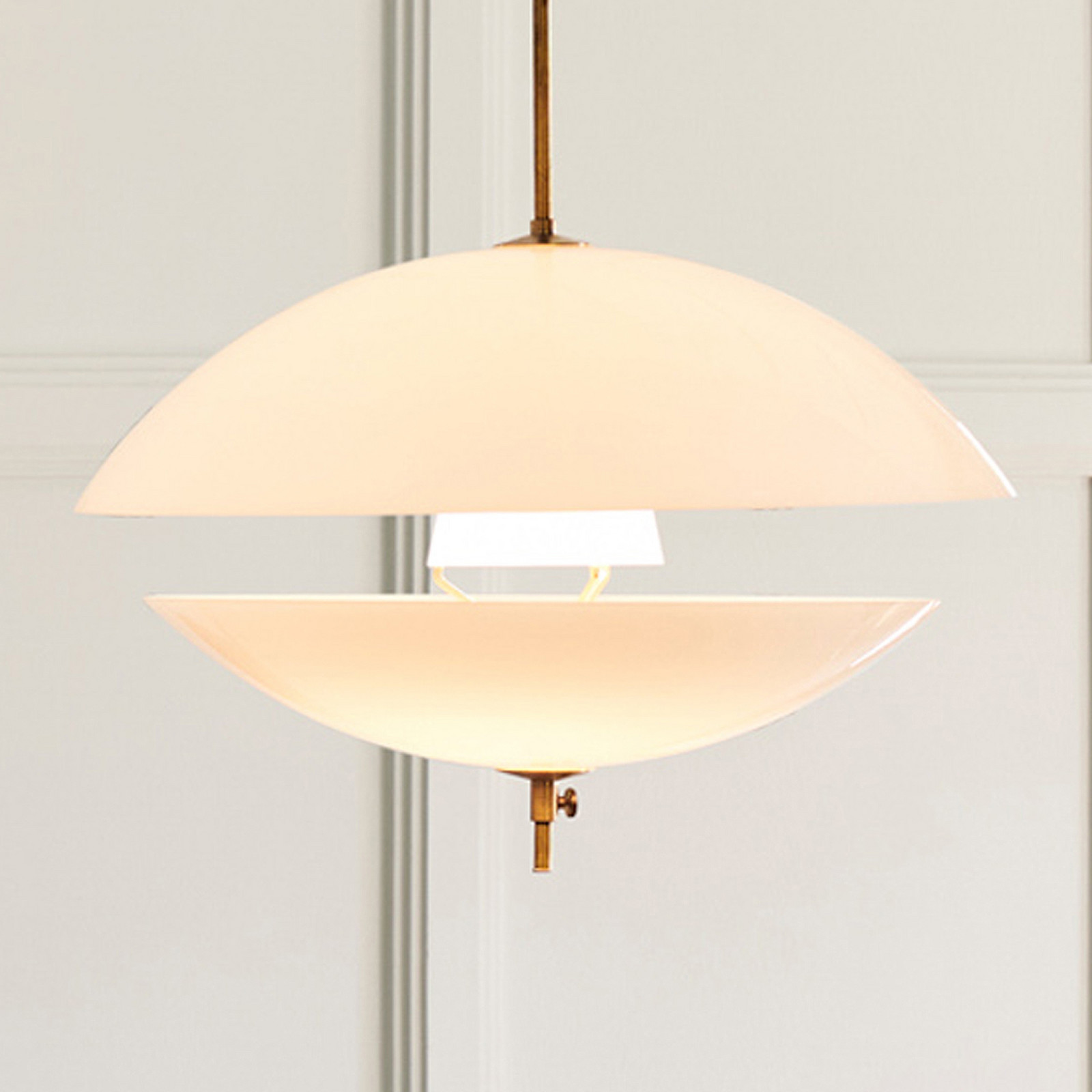 FRITZ HANSEN Lampă suspendată Clam Ø 44 cm - Camera de zi / sufragerie - design - opal alamă negru - Sticlă