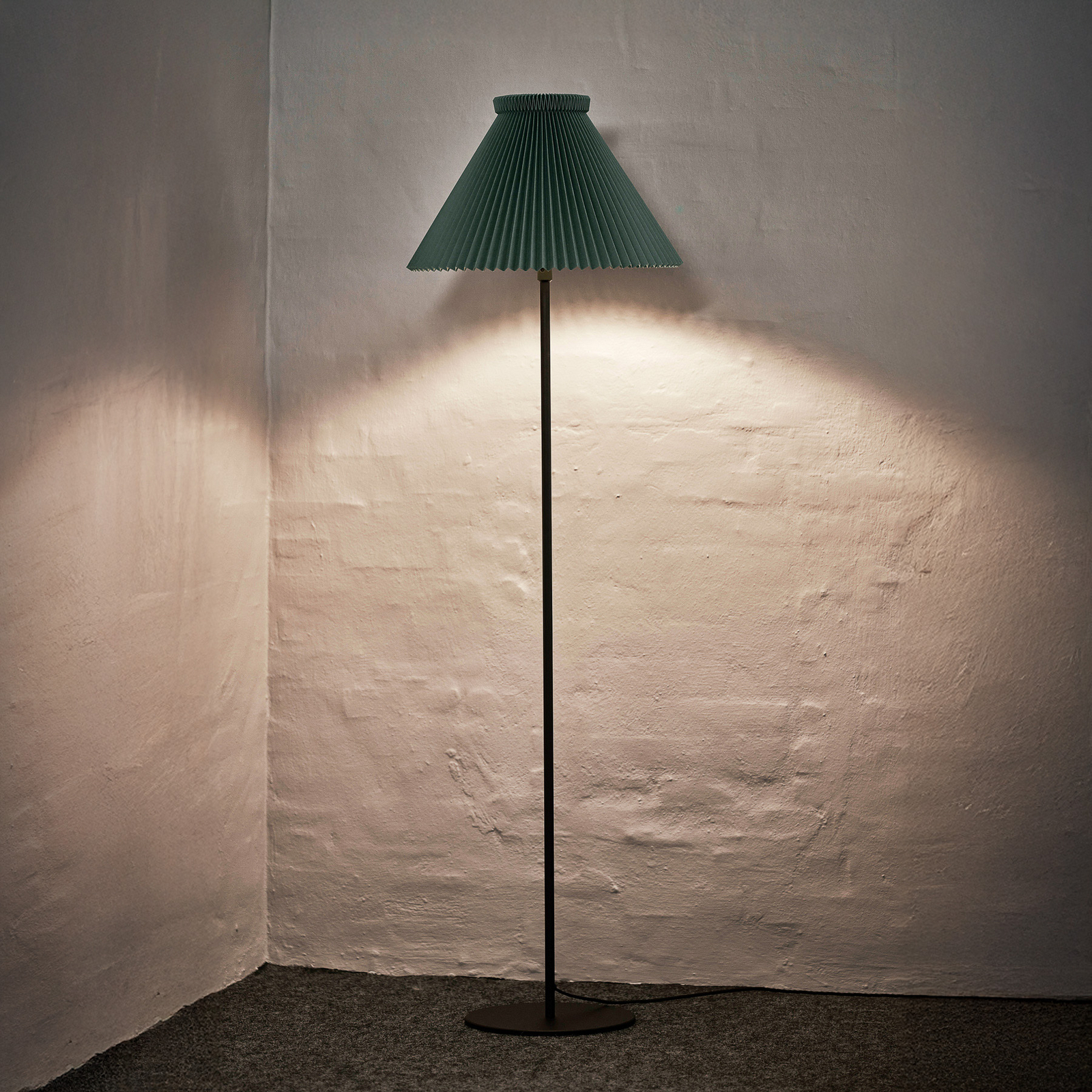 LE KLINT Stehleuchte LK 334, moosgrün, Papier, Höhe 155 cm