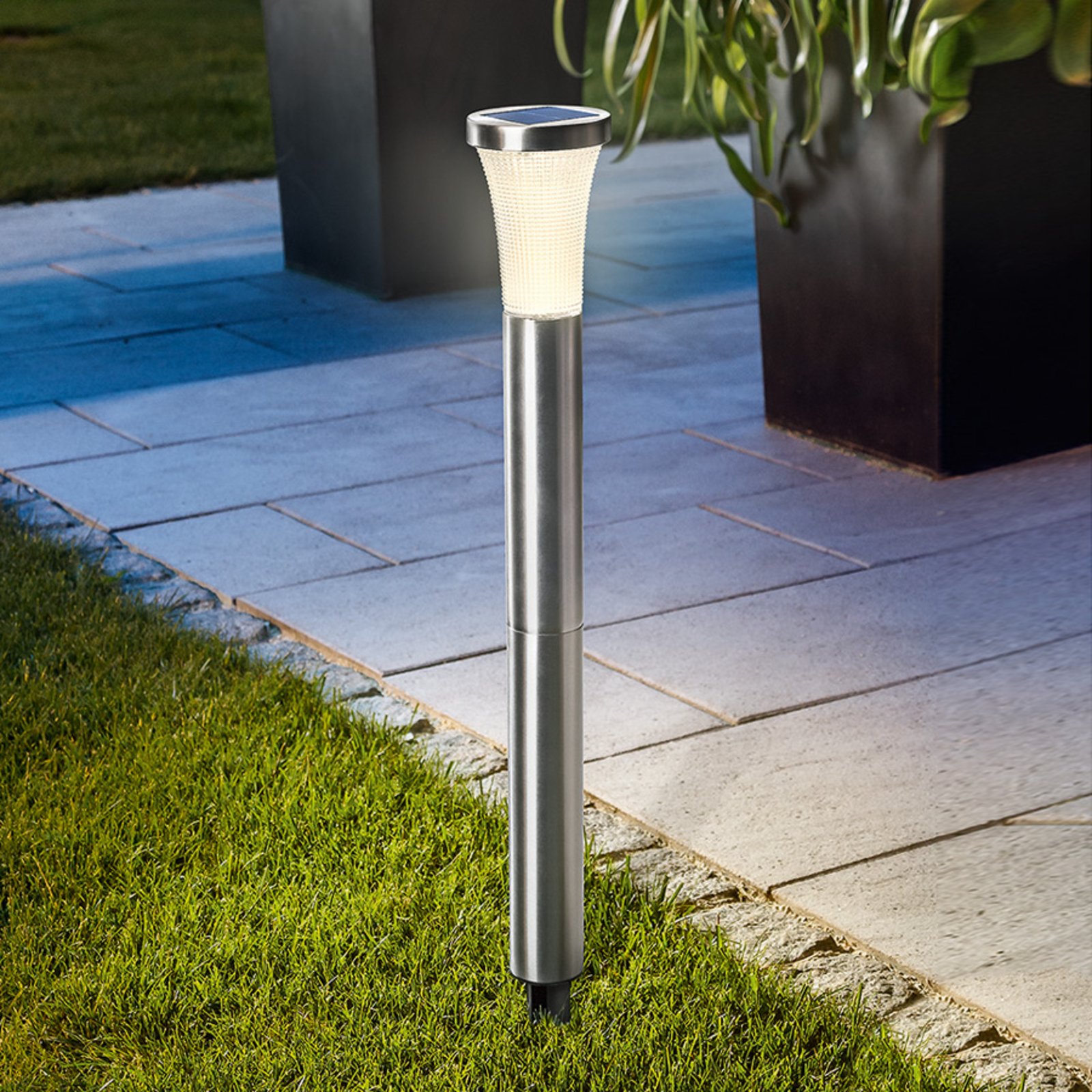 Esotec Tower Light - LED-solcellelampe med jordspyd - udendørslamper