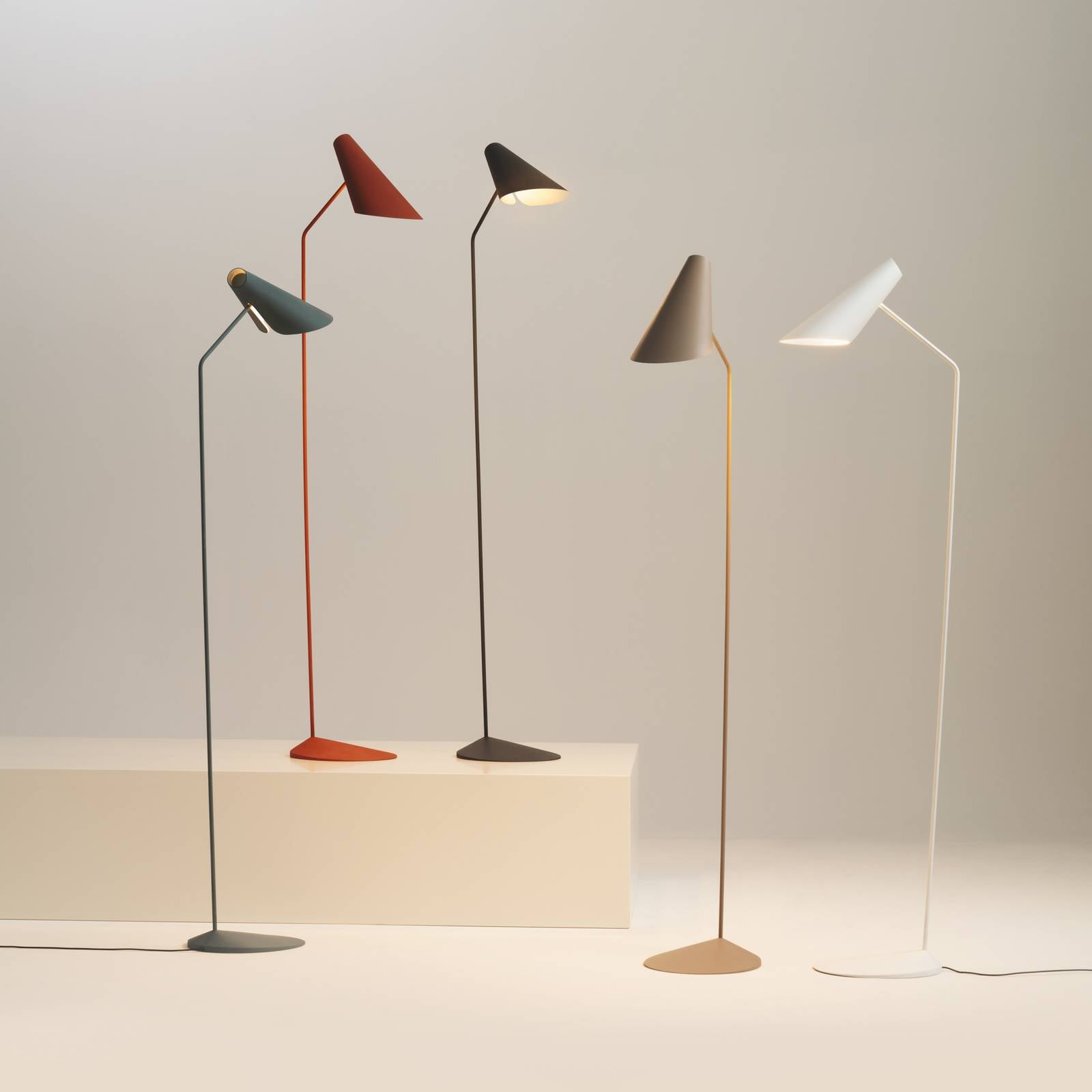 Lampadaire LED Vibia I.Cono, rouge-brun, hauteur 127 cm, 2 700 K