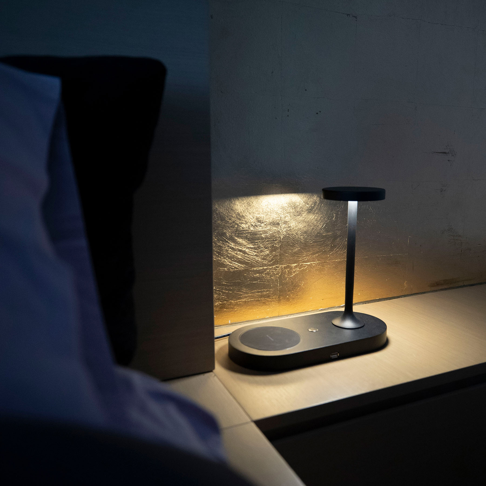LED-Tischleuchte Ceres mit Ladestation