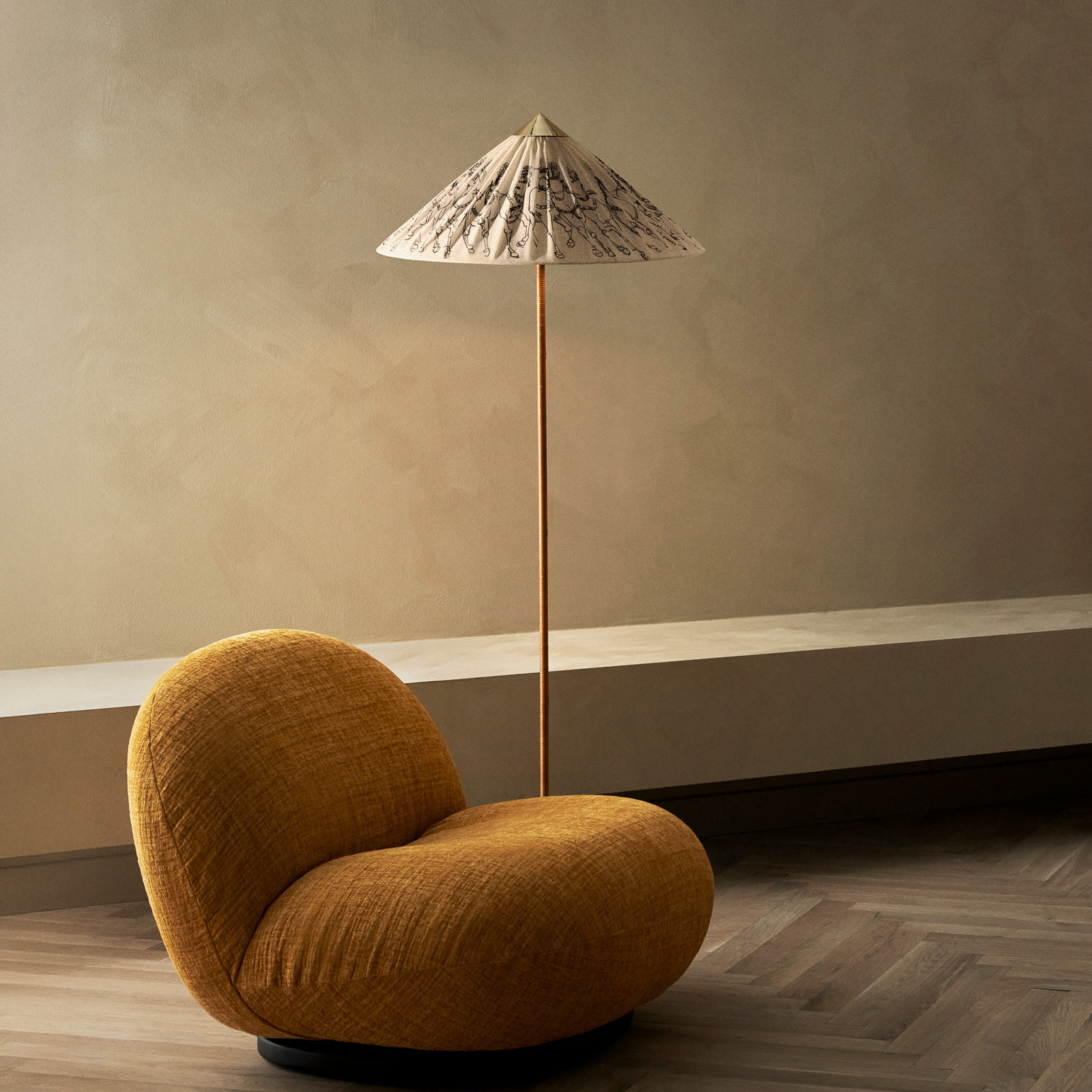 Candeeiro de pé GUBI 9602 Garro Éditions Henry Moore, têxtil Candeeiro de pé GUBI 9602 Garro Éditions Henry Moore, têxtil
