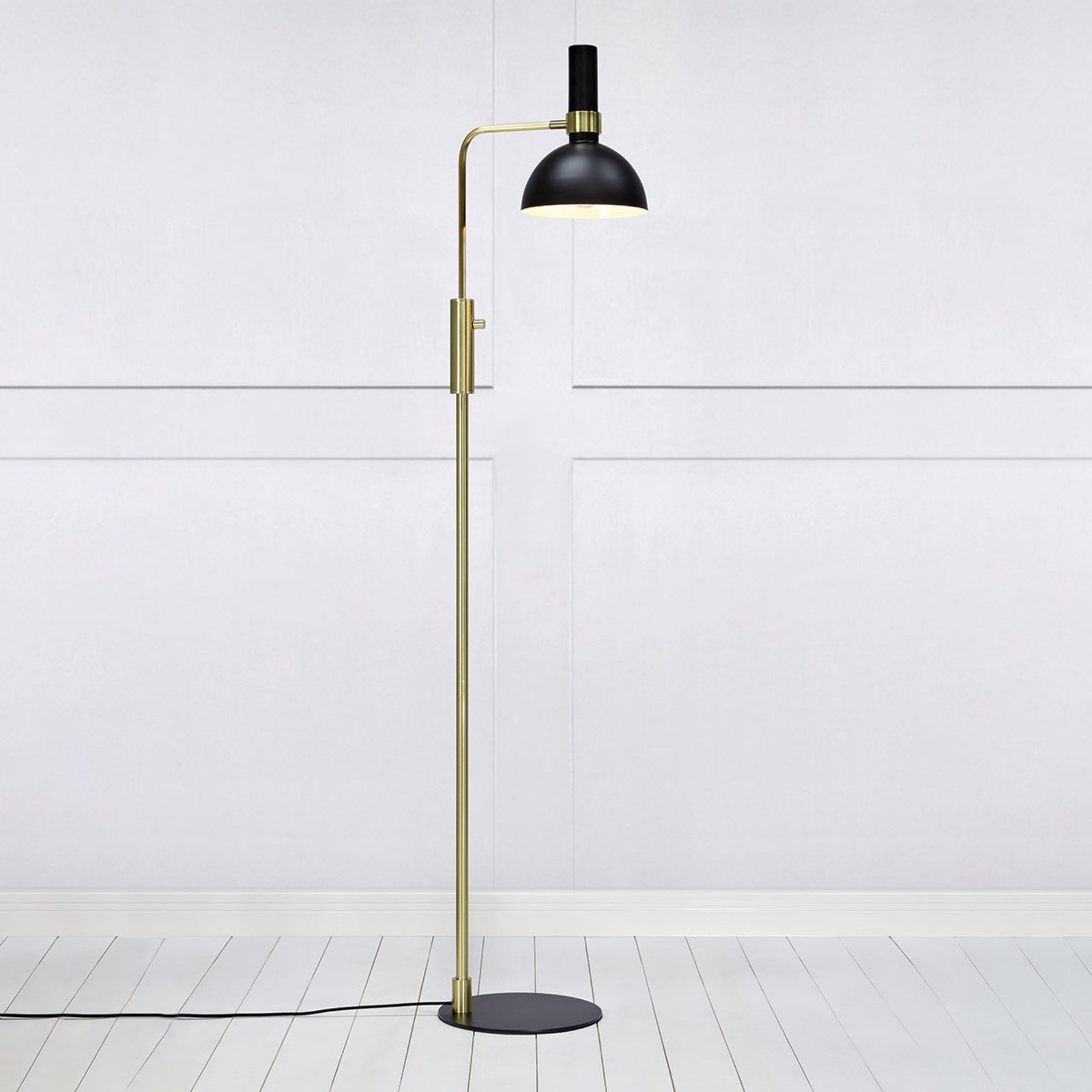 Larry Gulvlampe Black/Brushed Brass - Markslöjd