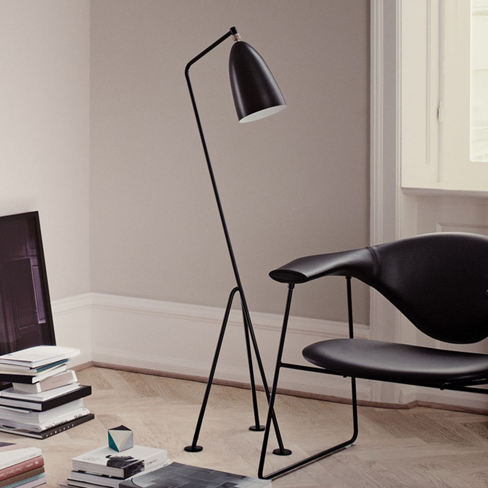 Gubi Gräshoppa golvlampa Jet-Black, svart från Gubi