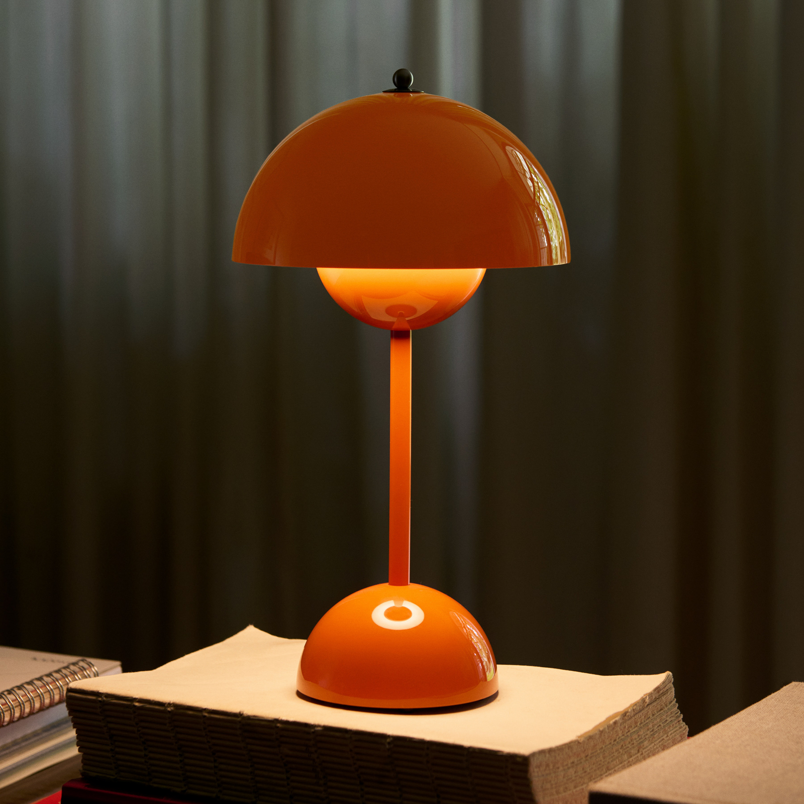 Flowerpot VP9 LED-Akku-Tischlampe, orange, IP44 - &TRADITION Flowerpot VP9 LED-Akku-Tischlampe, orange, IP44 - &TRADITION