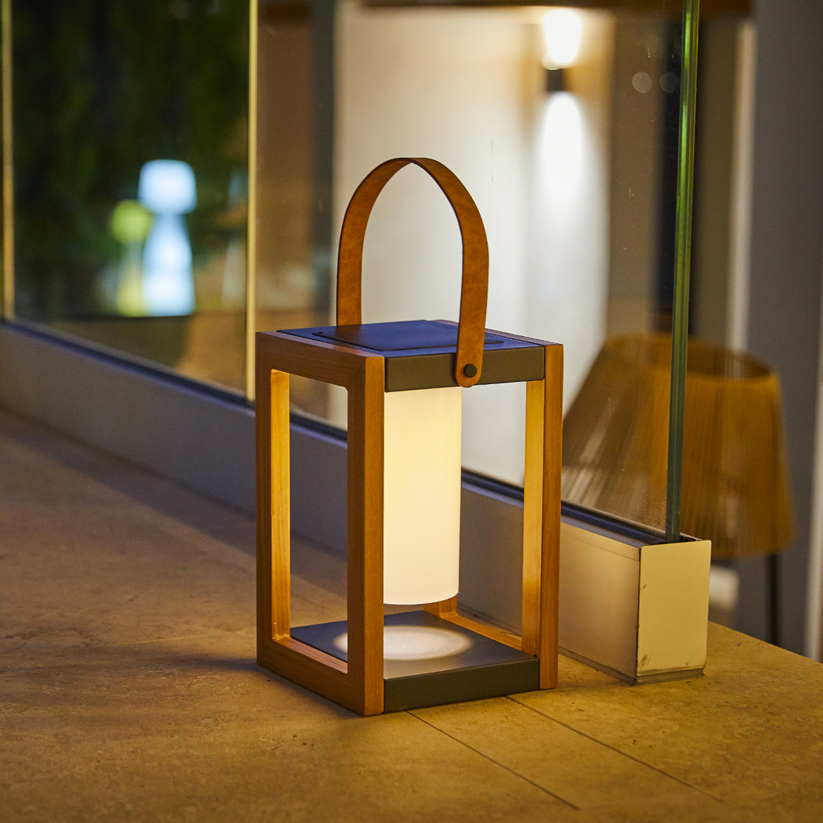 Linterna solar LED Seraphina, color teca, altura 32 cm, metal