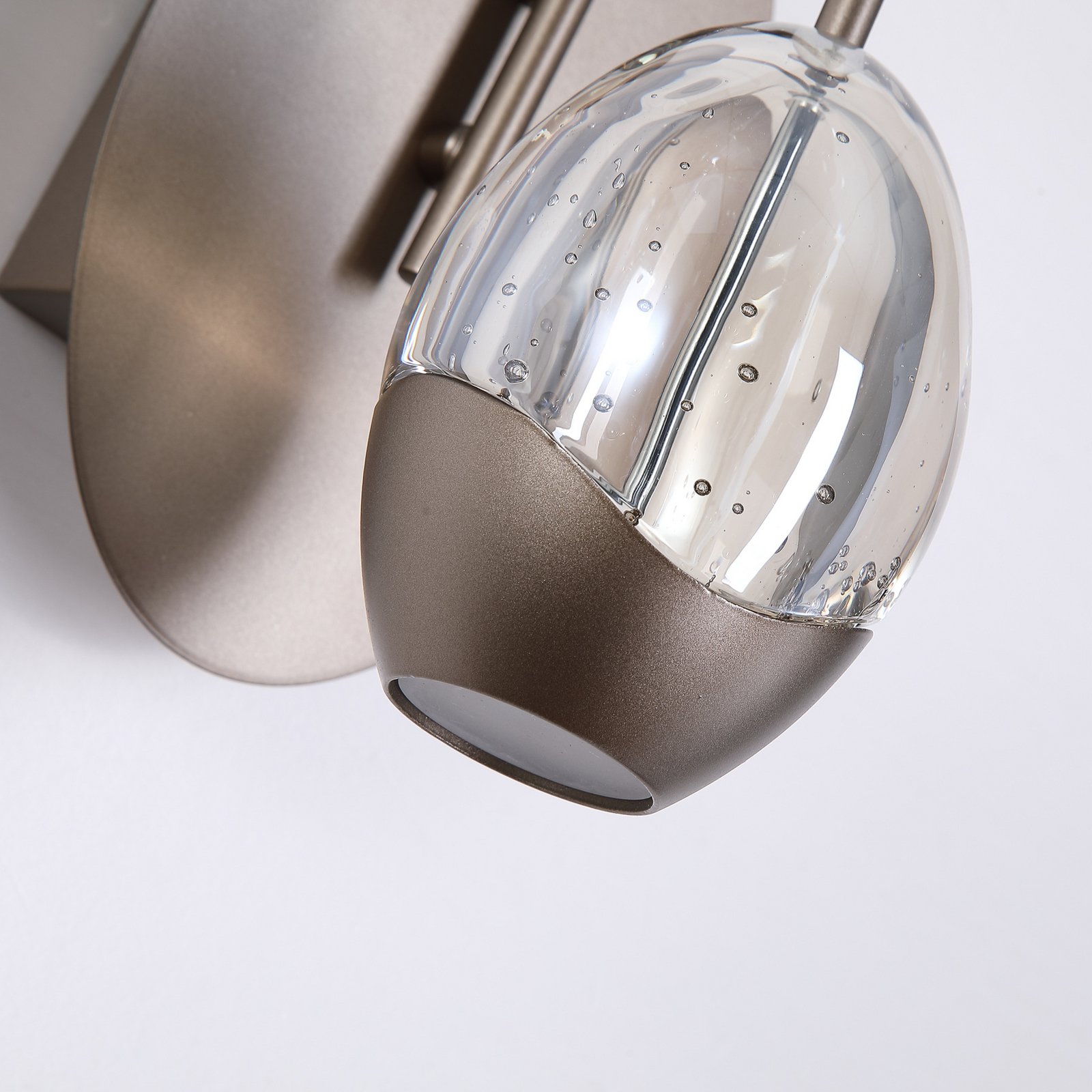 LED sienas lampa Seeds, krēmkrāsā, platums 11 cm, stikls/metāls