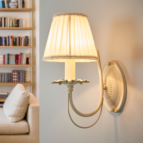 Wandlampe Olivia mit plissiertem Schirm