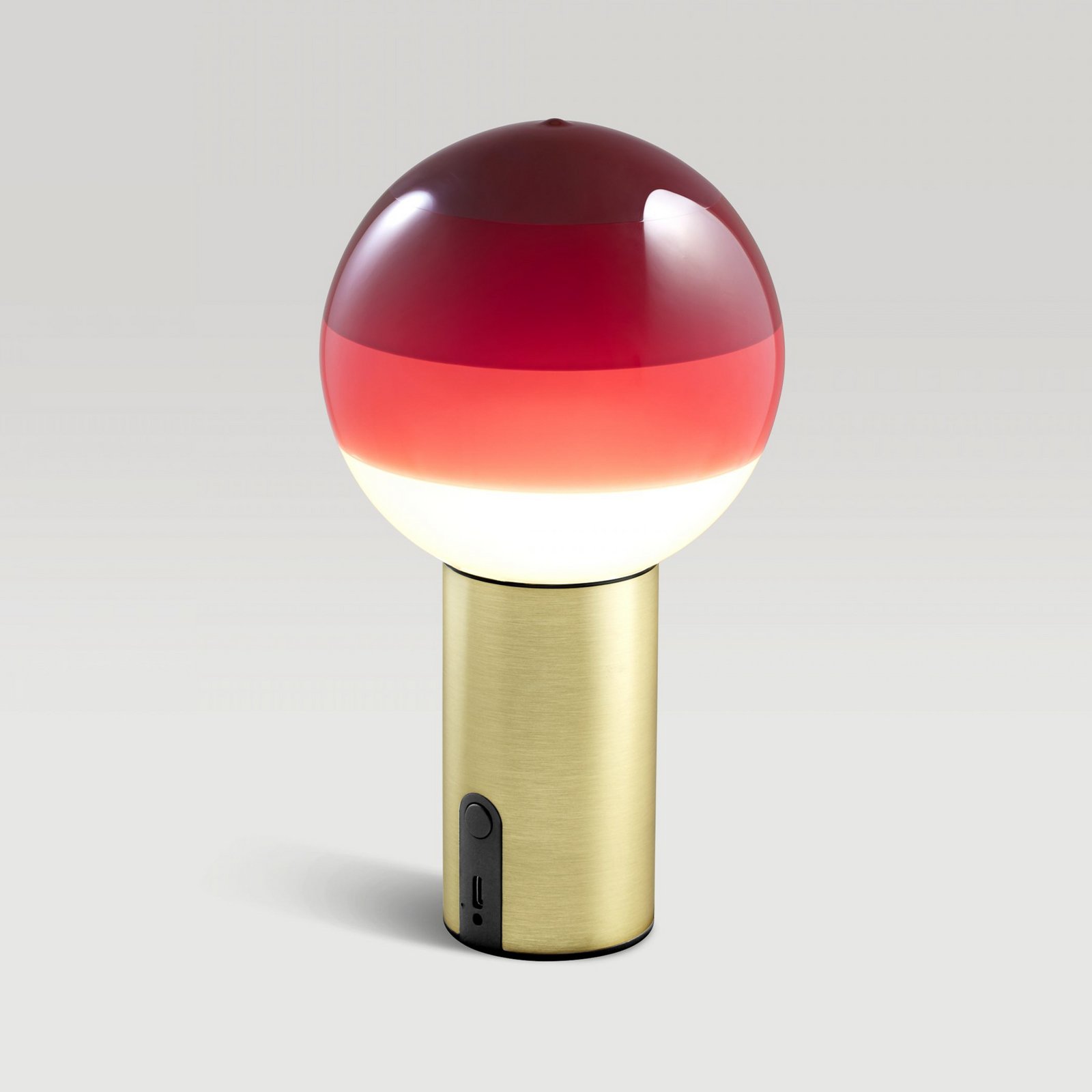 Lámpara de mesa recargable MARSET Dipping Light, rojo/latón, atenuable