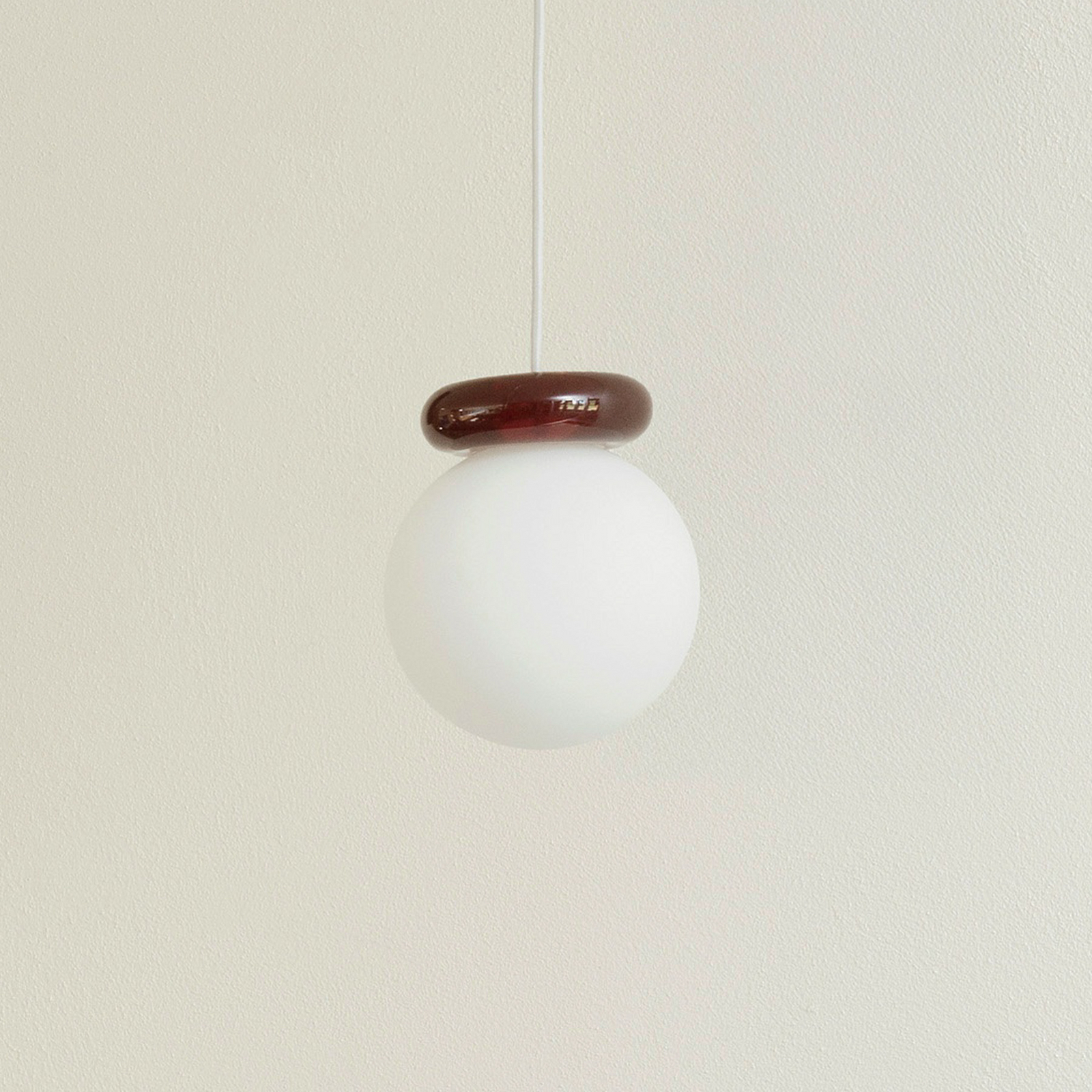 Hinx Pendellampe, dunkelrot/weiß, Glas - Normann Copenhagen