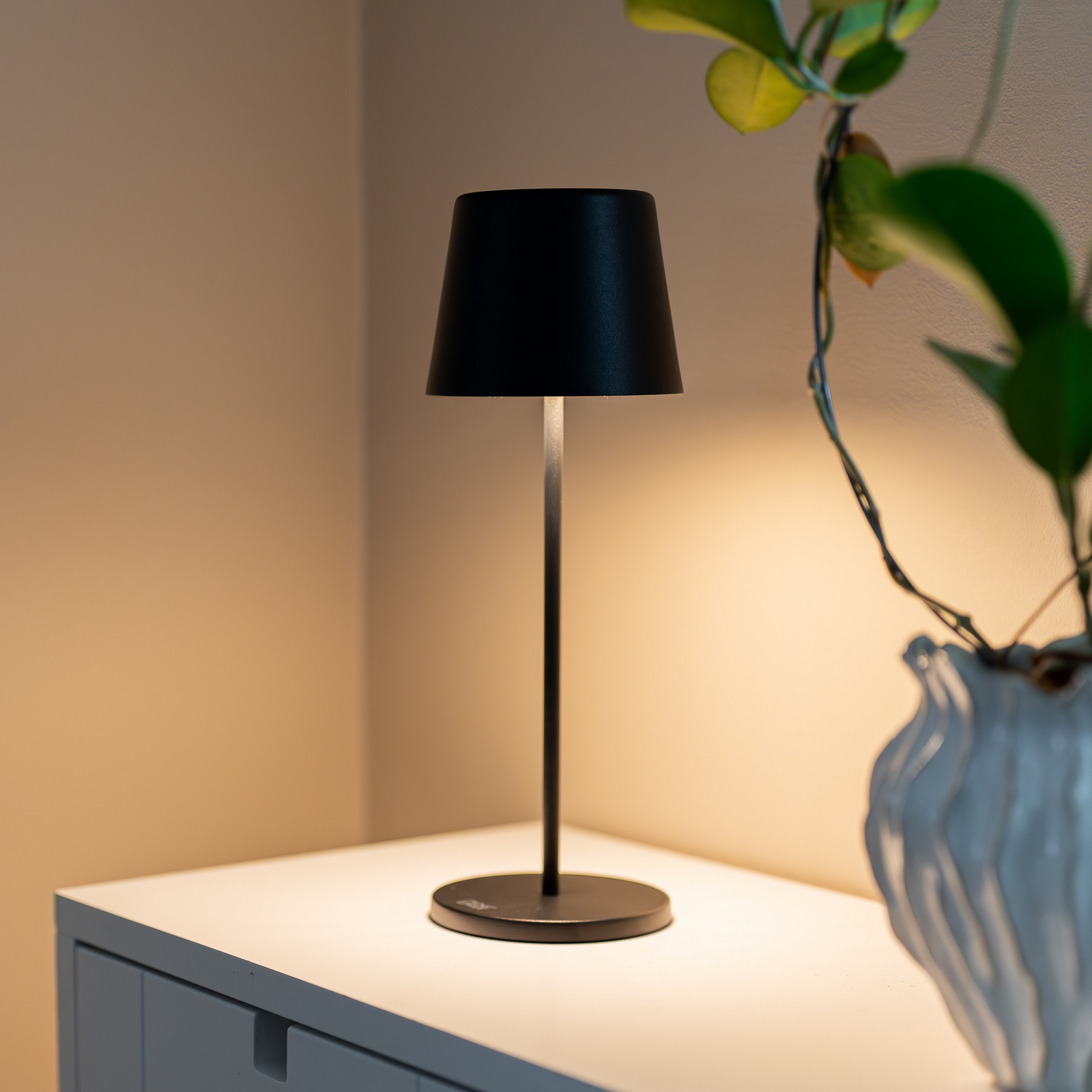 LED tafellamp Vence, hoogte 32 cm, zwart, IP54, USB LED tafellamp Vence, hoogte 32 cm, zwart, IP54, USB