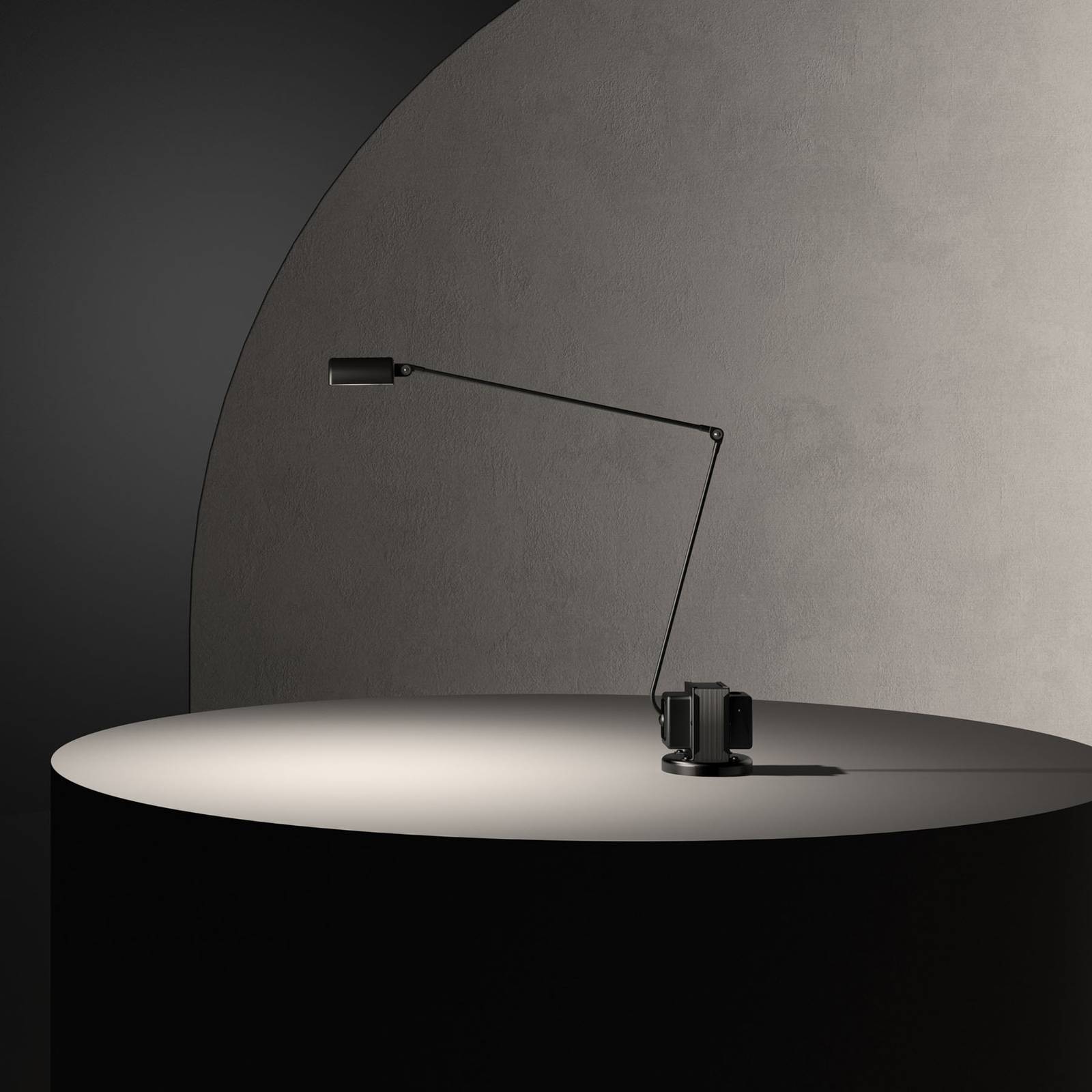 Lumina Daphine stolná LED lampa 3 000 K, čierna