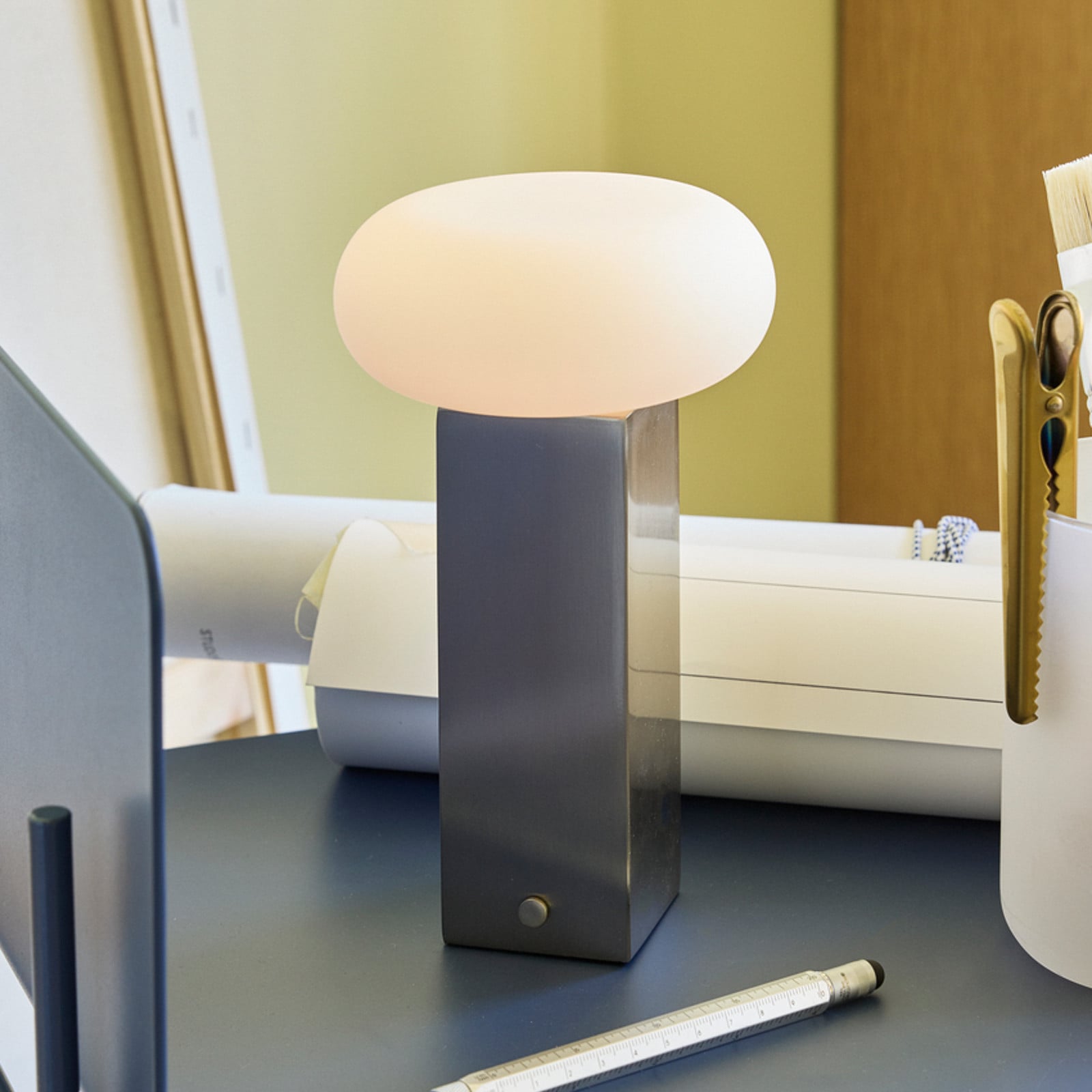 LOW LED-bordlampe med batteri i nikkel, højde 20 cm – Hübsch - Stue - Moderne - Metal - Med én lyskilde