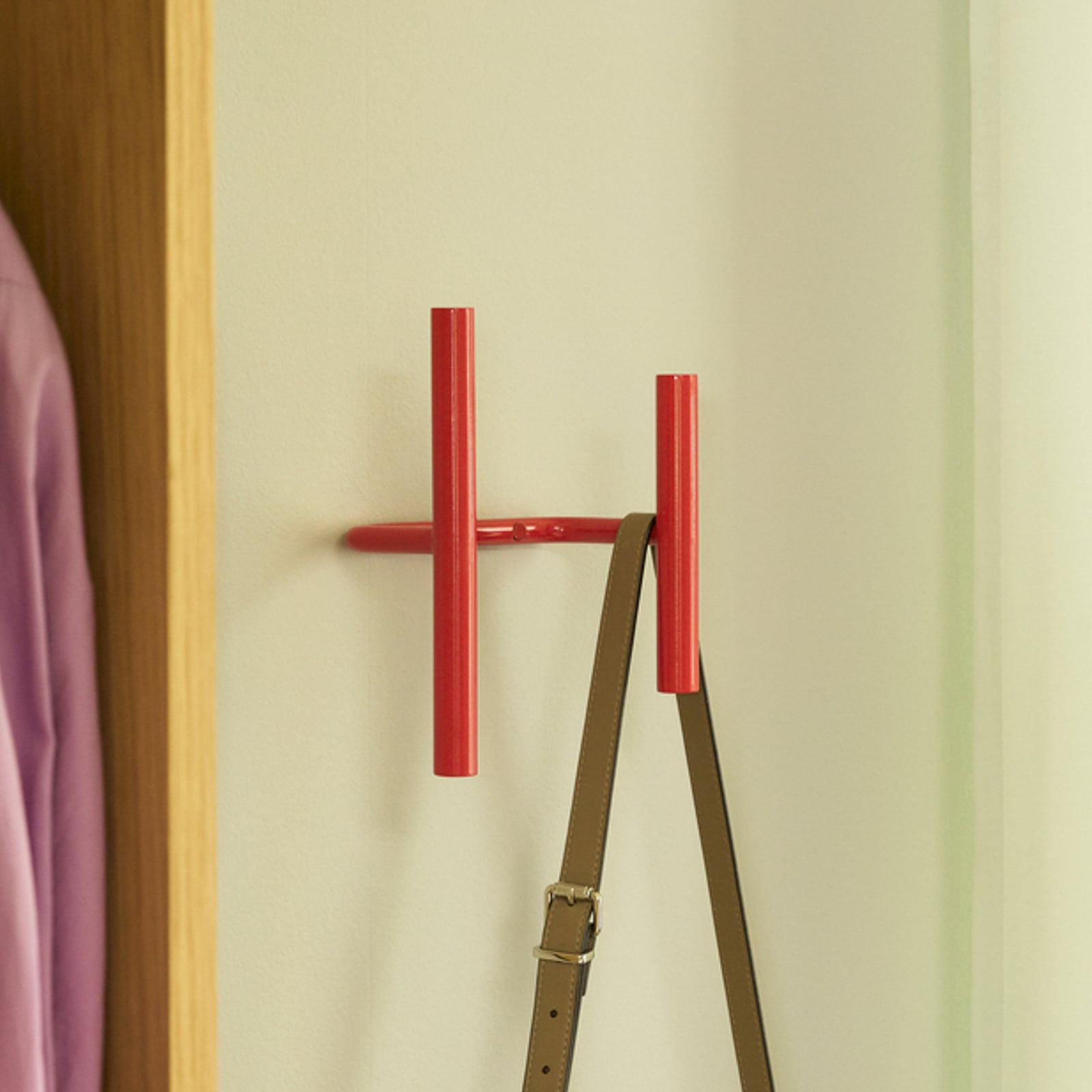 Sieninis drabužių kabyklė „Flip“, raudona, plotis 20 cm, metalinė