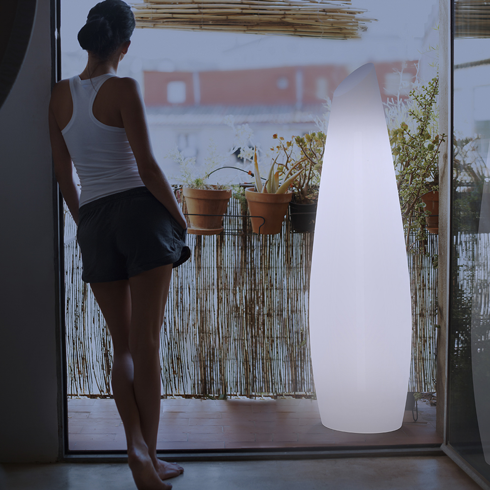 Newgarden Fredo LED-lattiavalaisin, ladattava akku, korkeus 170 cm