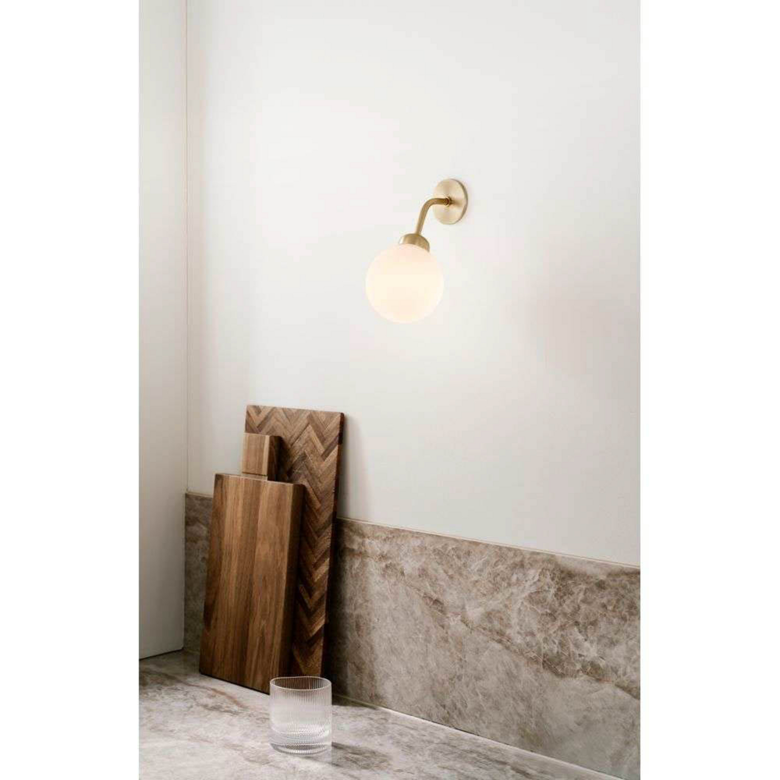 Nuura wandlamp Apiales, hoogte 24 cm, messingkleurig/opaal