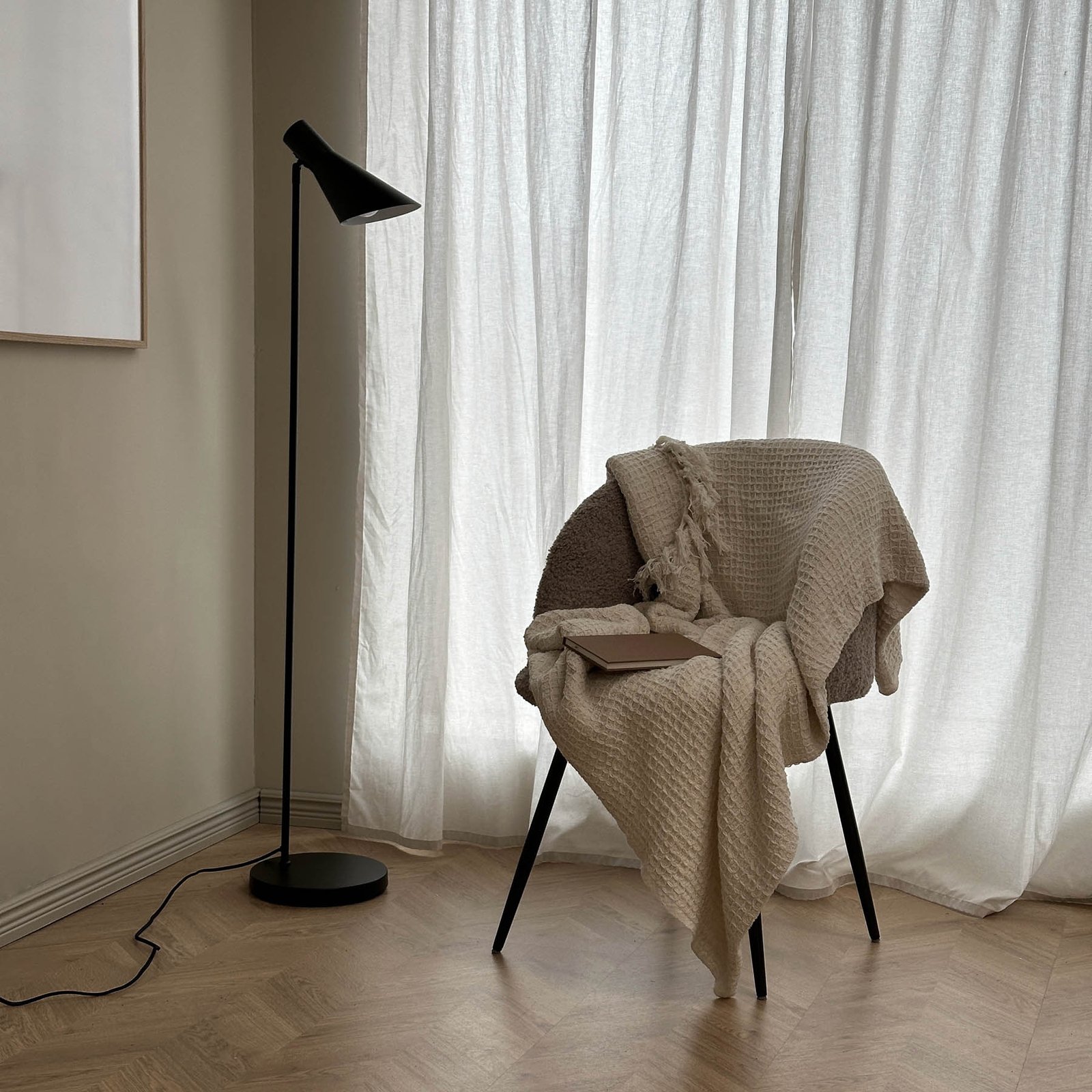 Dyberg Larsen lampadaire DL12, noir, hauteur 139 cm, métal