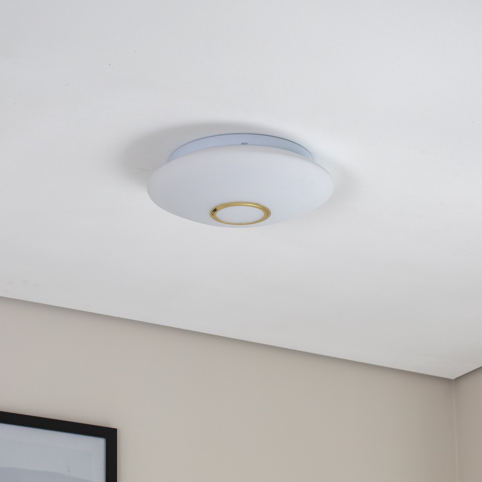 Lampa sufitowa Cyril ze szkła, biało-mosiężna