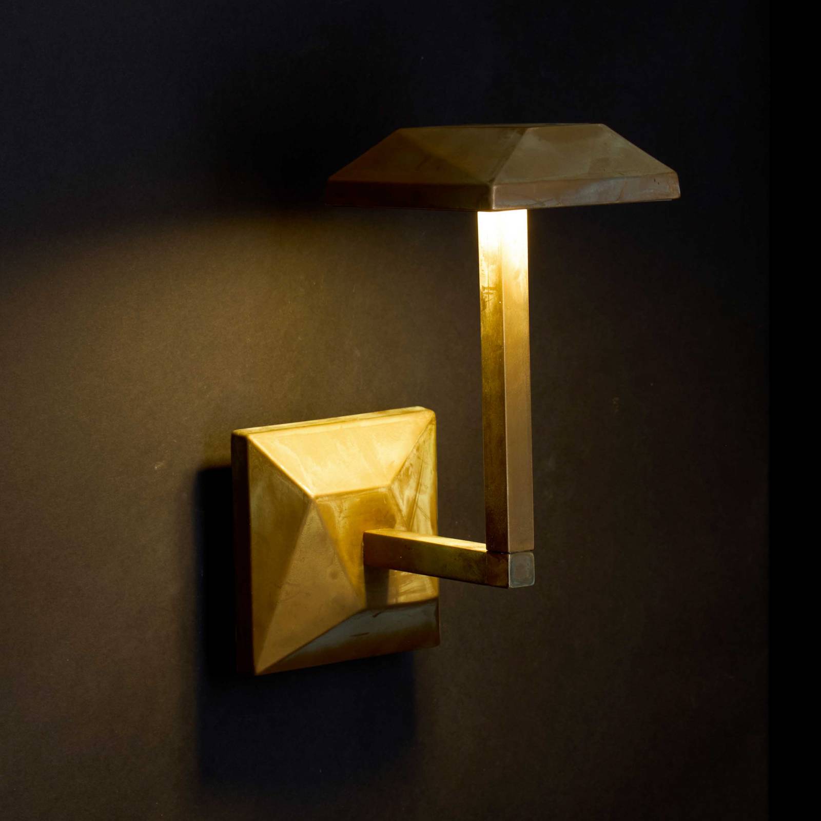 Kinkiet zewnętrzny LED Aura Edge, wysokość 24 cm, mosiądz postarzany
