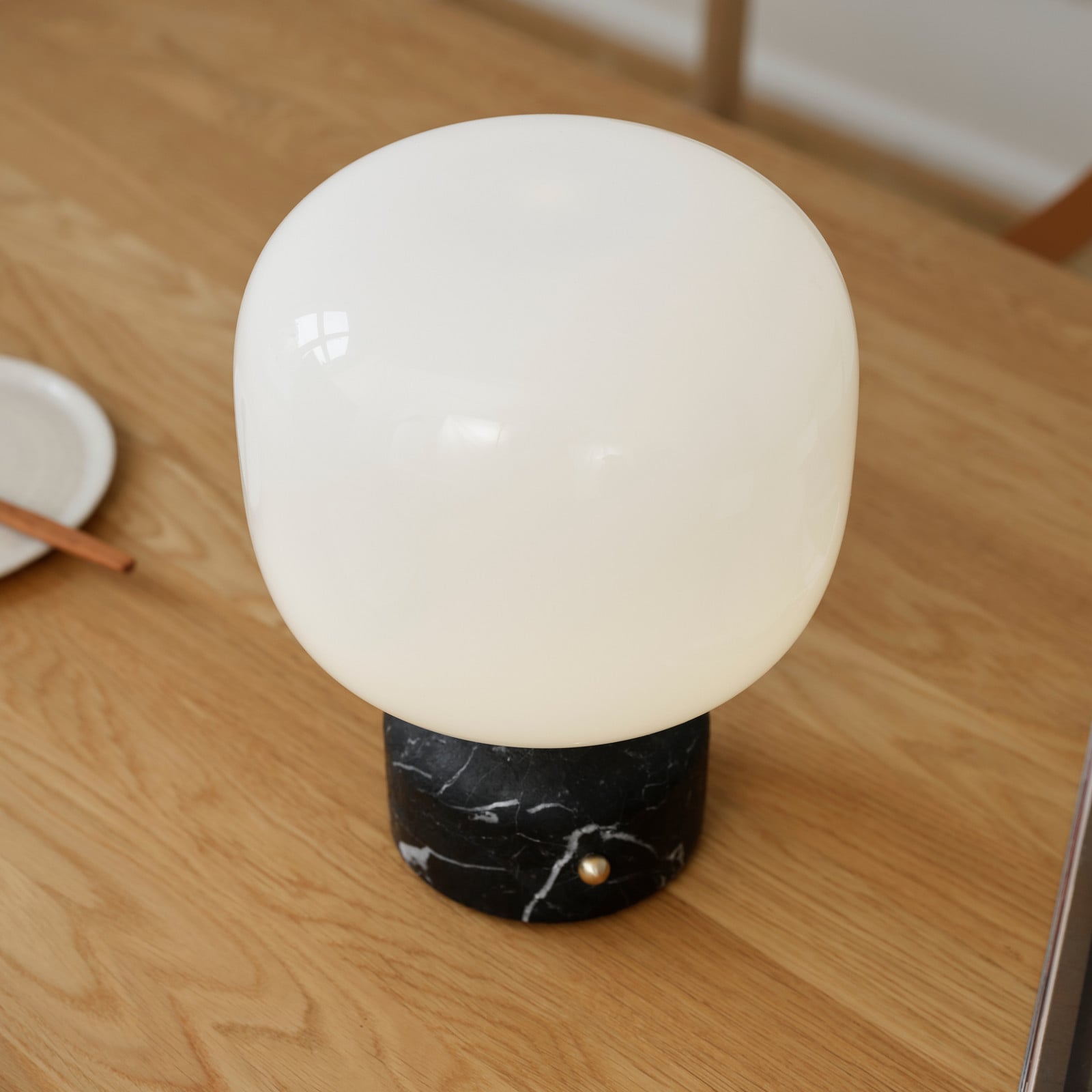 Meemo LED-batteridrevet bordlampe, sort marmor, glas GEJST - Stue - Med én lyskilde