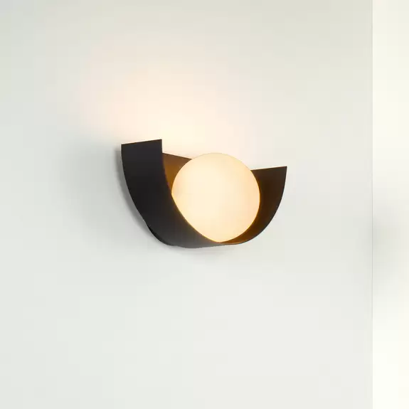 Lampenwelt Wandlampe Benni mit Kugelschirm aus Glas, schwarz