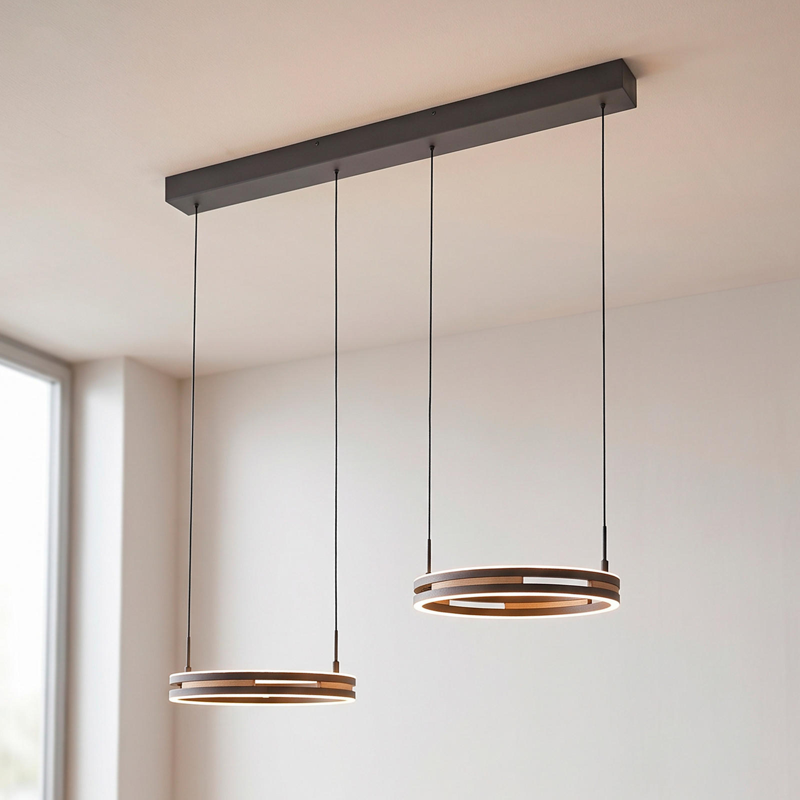 Sveja LED függő lámpa, hossza 85 cm, fekete/fa színű, CCT