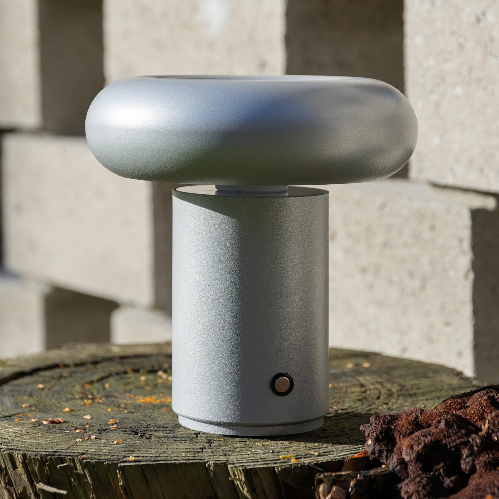 Lampe à poser LED portable Glimpse, argent, IP44 - &Klevering - Chambre à coucher - Design - Métal - À ampoule unique Lampe à poser LED portable Glimpse, argent, IP44 - &Klevering - Chambre à coucher - Design - Métal - À ampoule unique