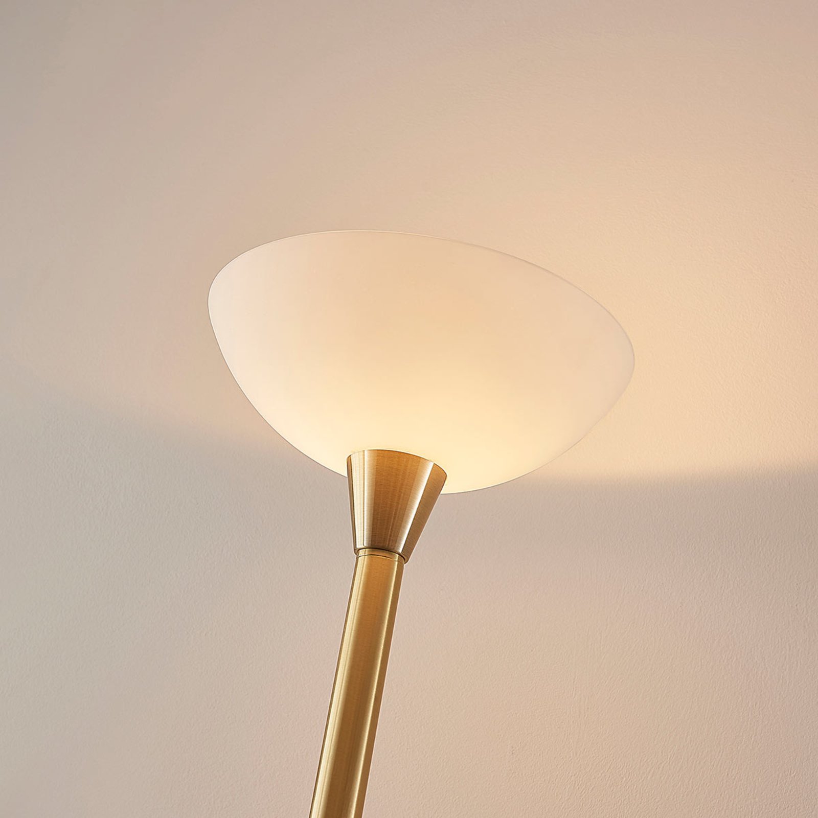 Uplight-golvlampa Ignacia med glasskal, mässing