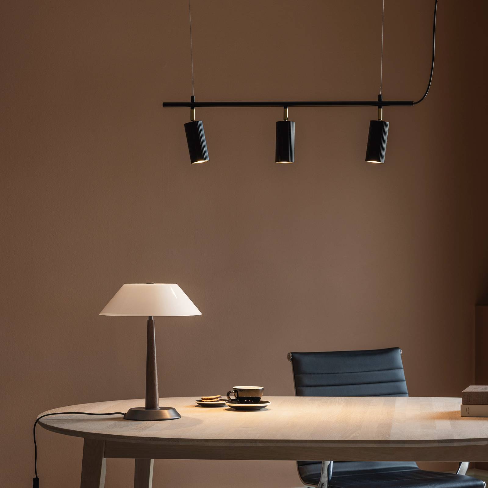 Lampa wisząca Globen Lighting „Hubble 3”, czarna, długość 75 cm, lampa