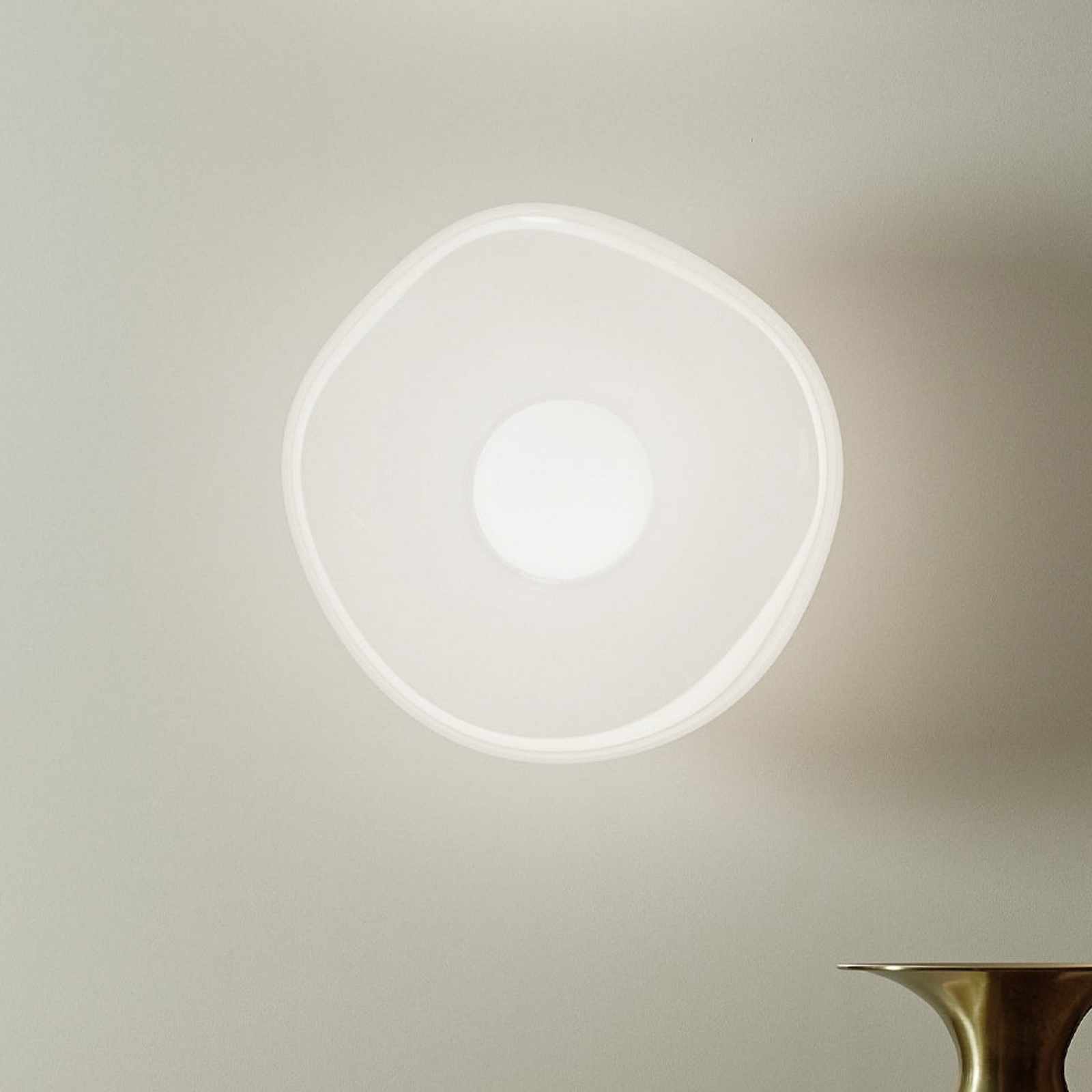 Tom Dixon LED stenska svetilka Melt, Ø 50 cm, opal/krom