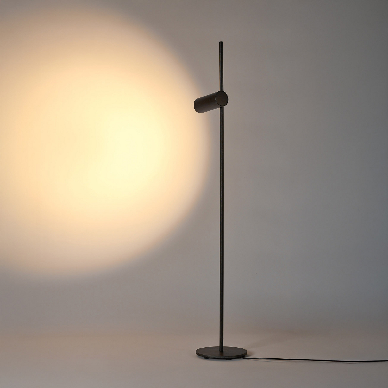 N°15 gulvlampe, sort, stål, højde 140 cm, GU10 – Serax N°15 gulvlampe, sort, stål, højde 140 cm, GU10 – Serax
