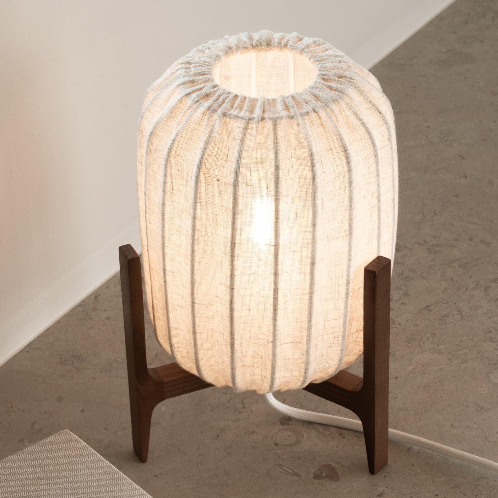 Prisma bordlampe, ask/beige, 24 cm, træ – Watt &amp;amp; Veke Watt & Veke - Stue - Design - Med én lyskilde billede