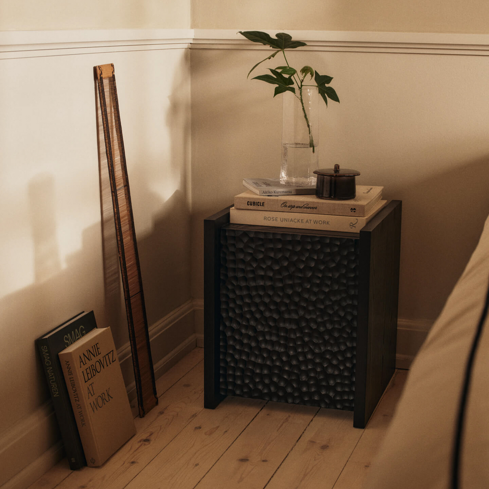 Scarni odkládací stolek z tmavě mořeného jasanového dřeva – ferm LIVING