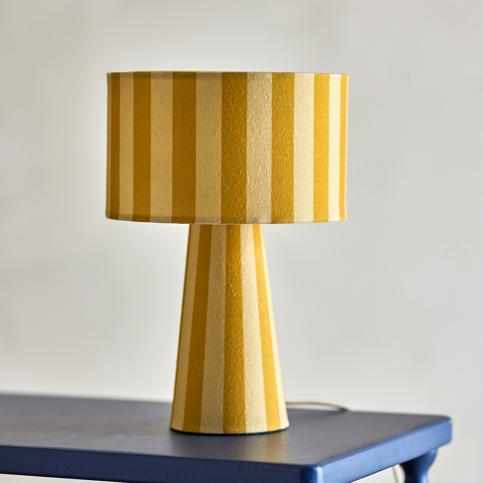 Lampada da tavolo Emmie, gialla, in lino, altezza 30 cm - Bloomingville