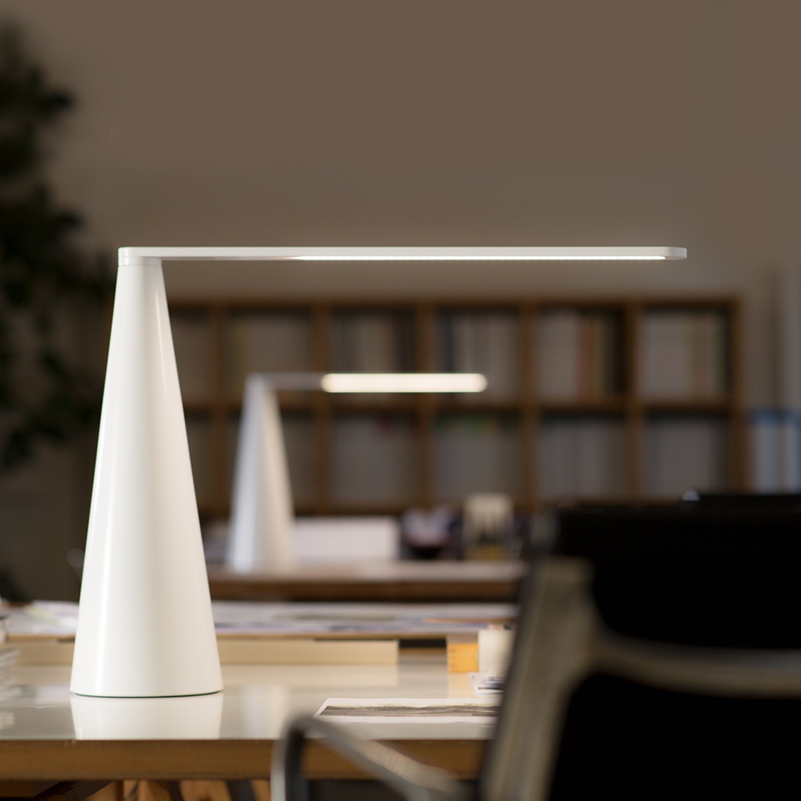 Candeeiro de mesa Martinelli Luce Elica LED, branco
