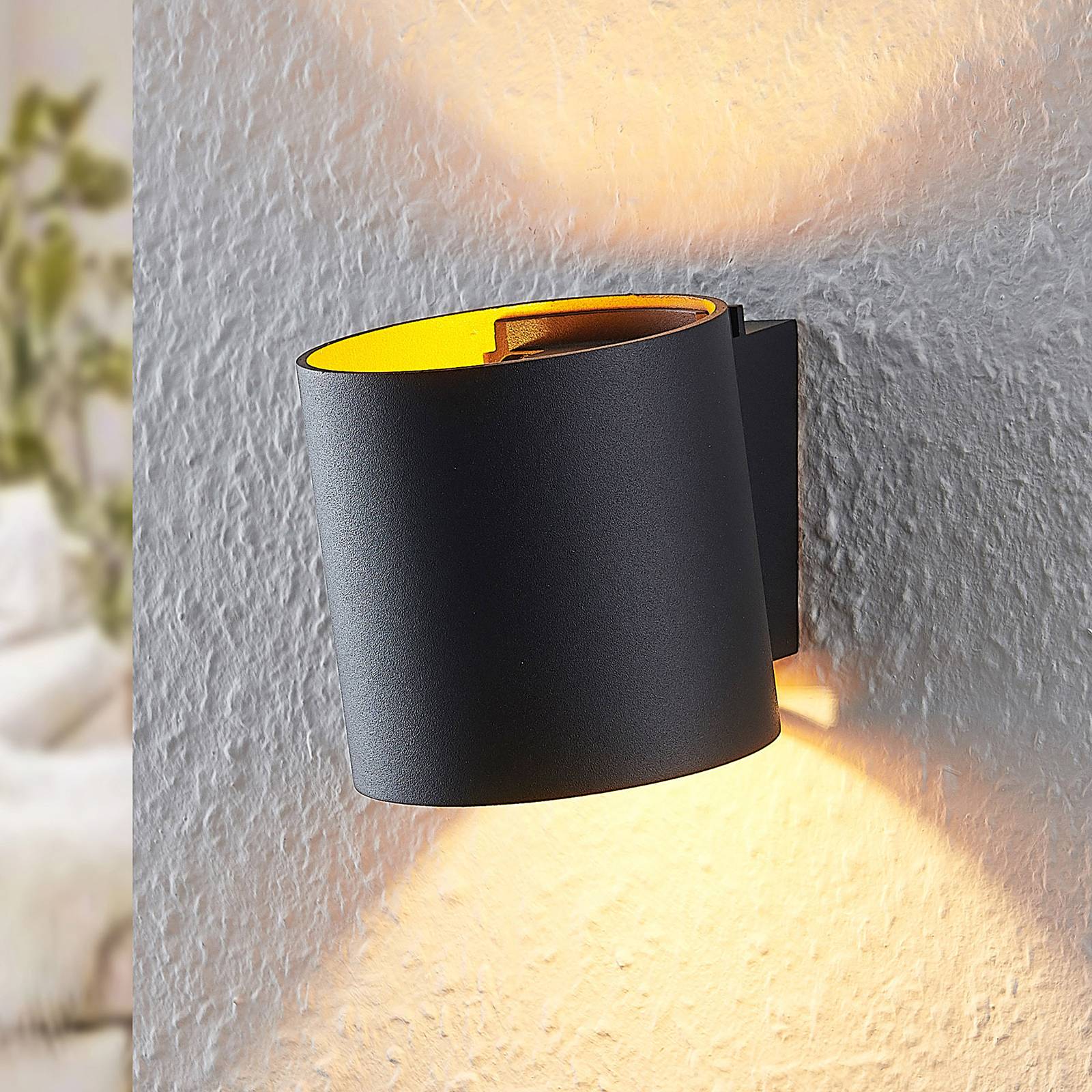 Arcchio Vilja wall light, cylinder, black, gold