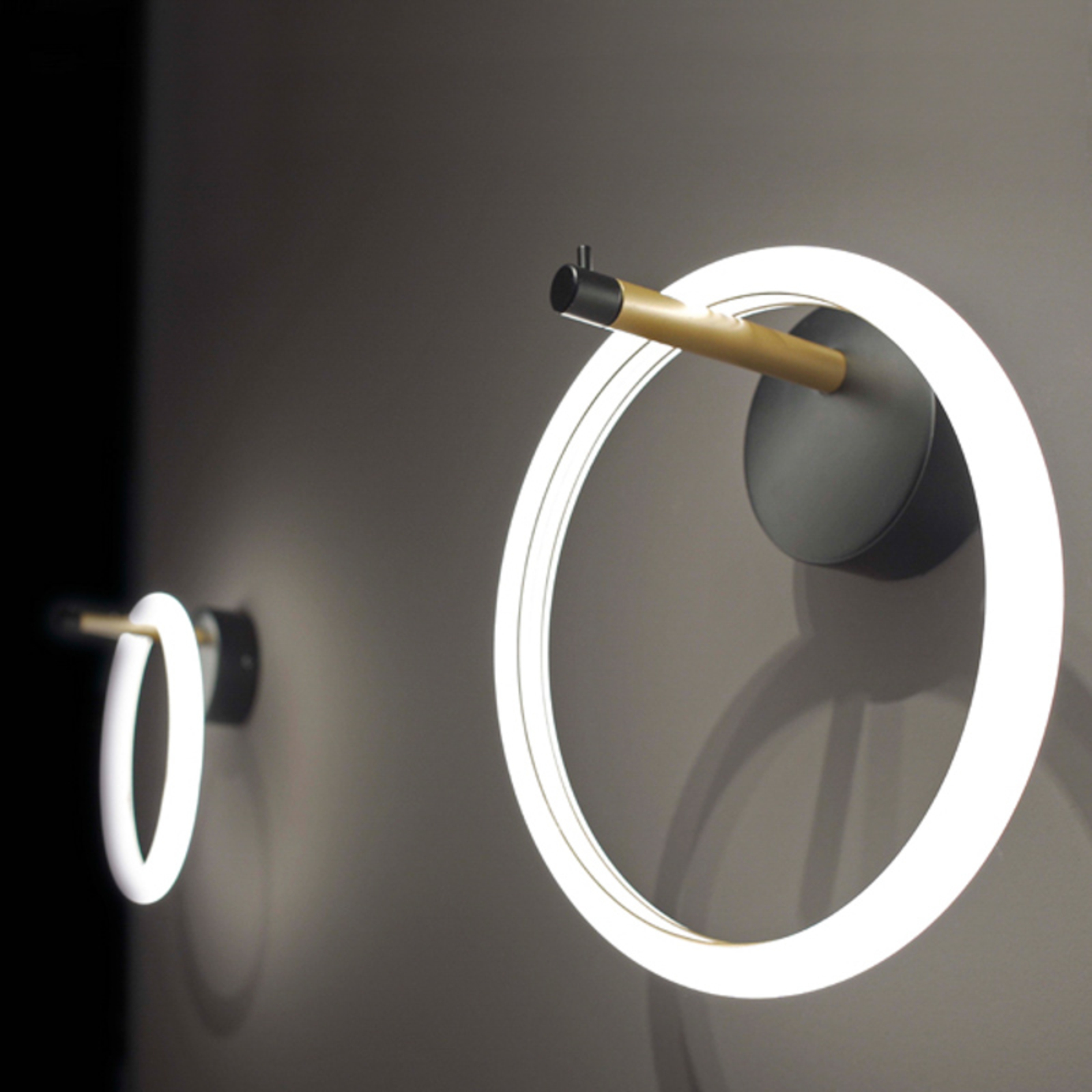 LED-Wandleuchte Ulaop mit einem Plexiglasring