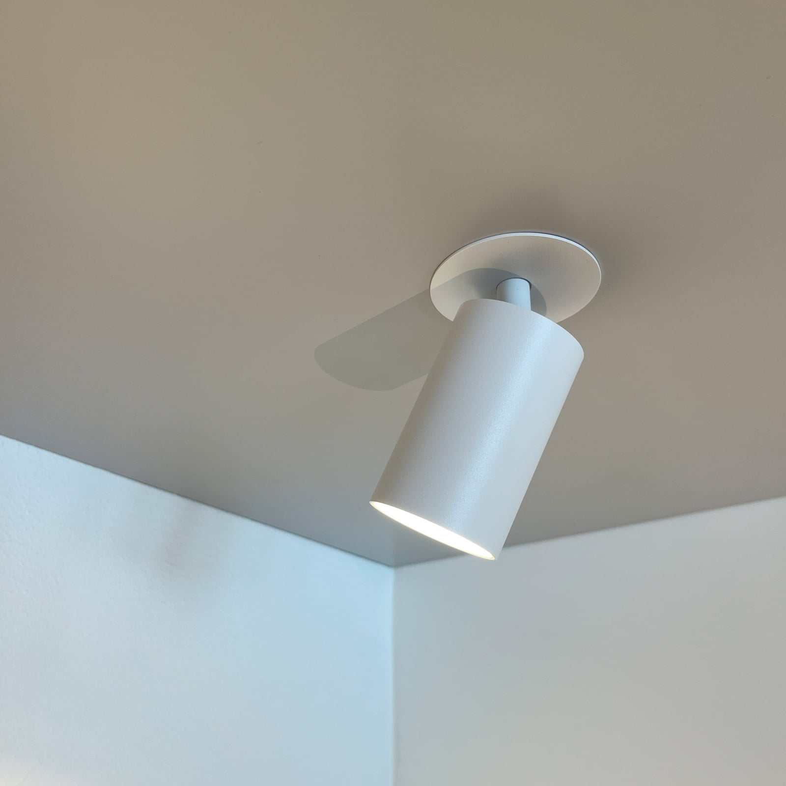 SpotOn Semi innfelt spot, hvit – Antidark SpotOn Semi innfelt spot, hvit – Antidark
