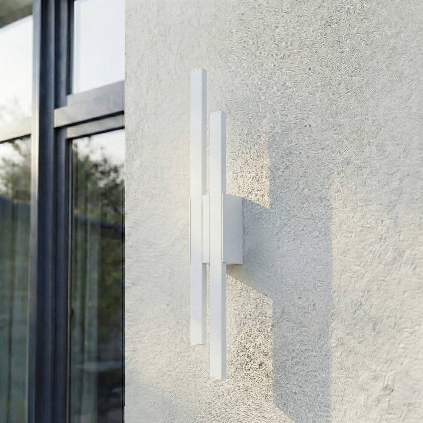 Lindby kinkiet zewnętrzny LED Sakari, biały, aluminium, wysokość 59 cm