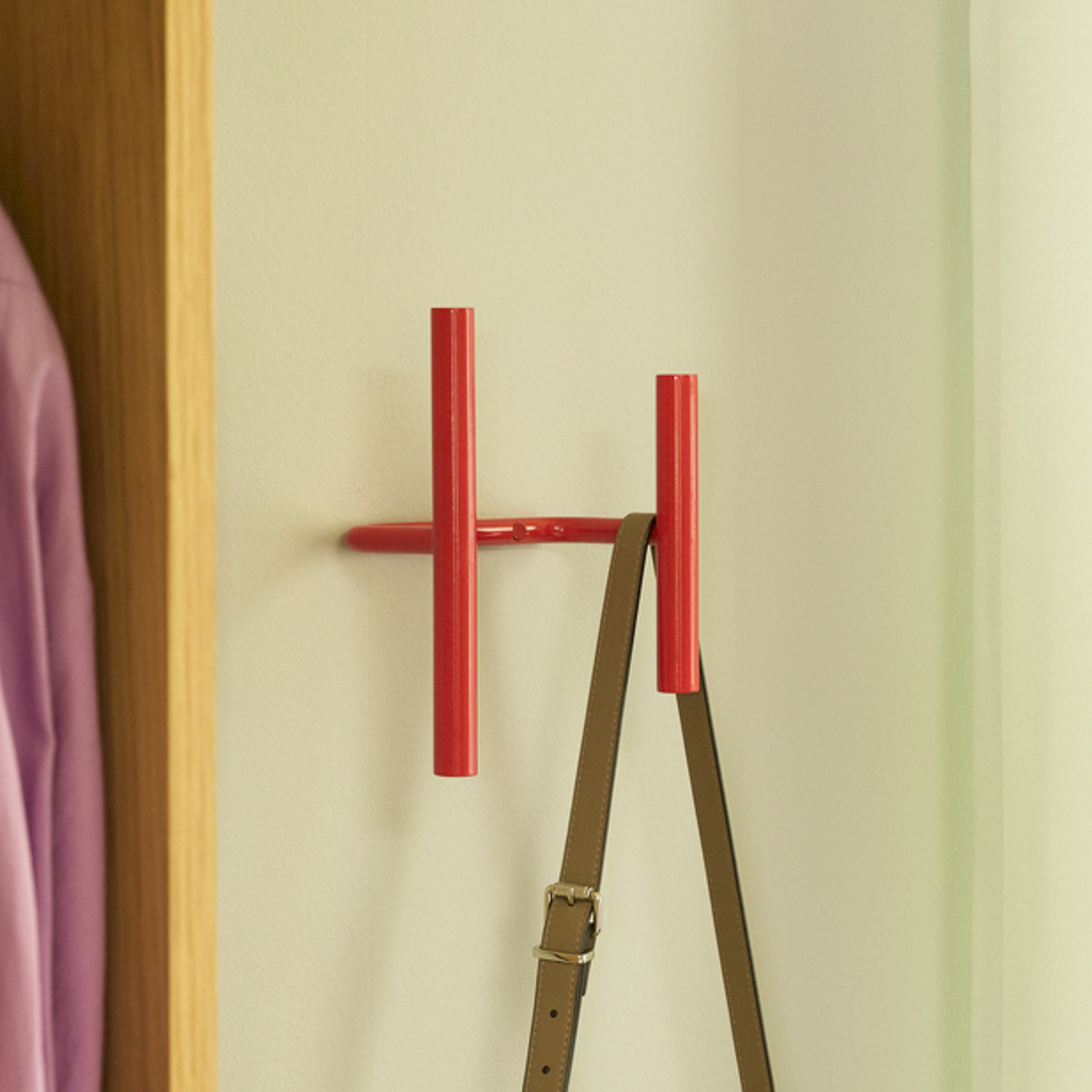 Perchero de pared Flip rojo, ancho 20 cm - Hübsch