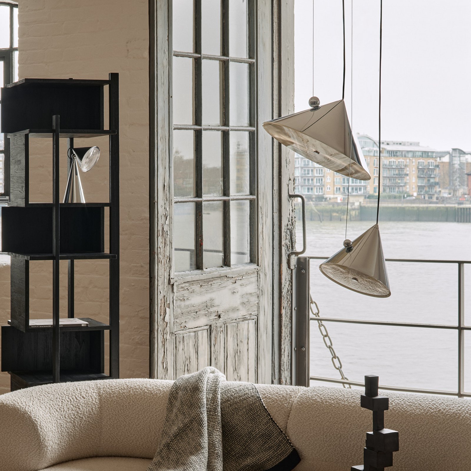 Candeeiro suspenso LED Pose da Tom Dixon, prateado, Ø 43 cm, aço, regulável Candeeiro suspenso LED Pose da Tom Dixon, prateado, Ø 43 cm, aço, regulável