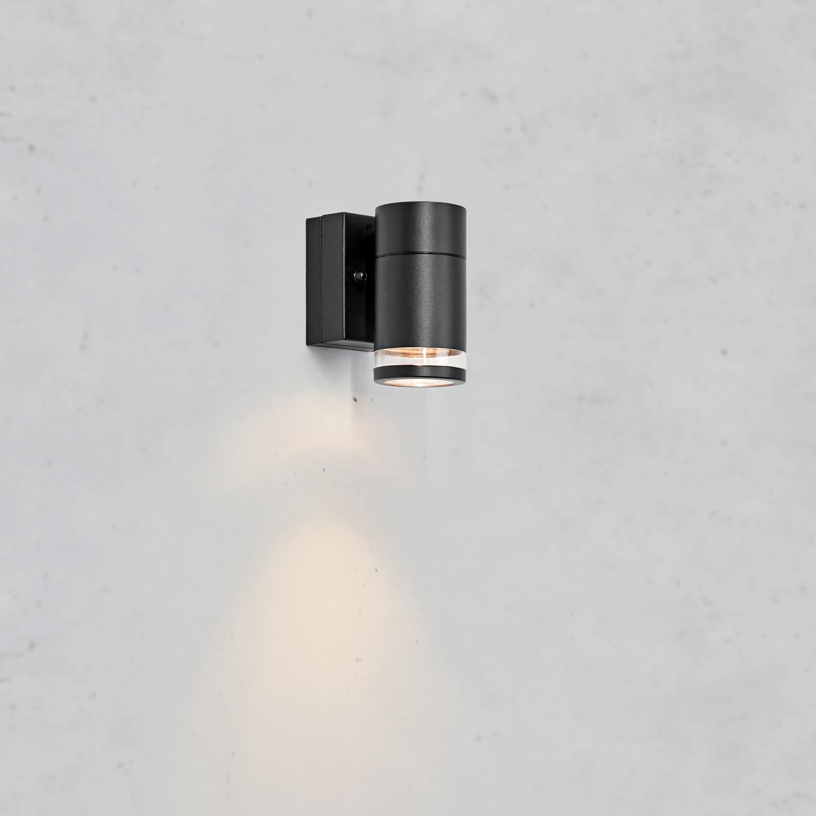 Luno utendørs LED-vegglampe, svart, 1 lyskilde, IP65, dimbar. Luno utendørs LED-vegglampe, svart, 1 lyskilde, IP65, dimbar.