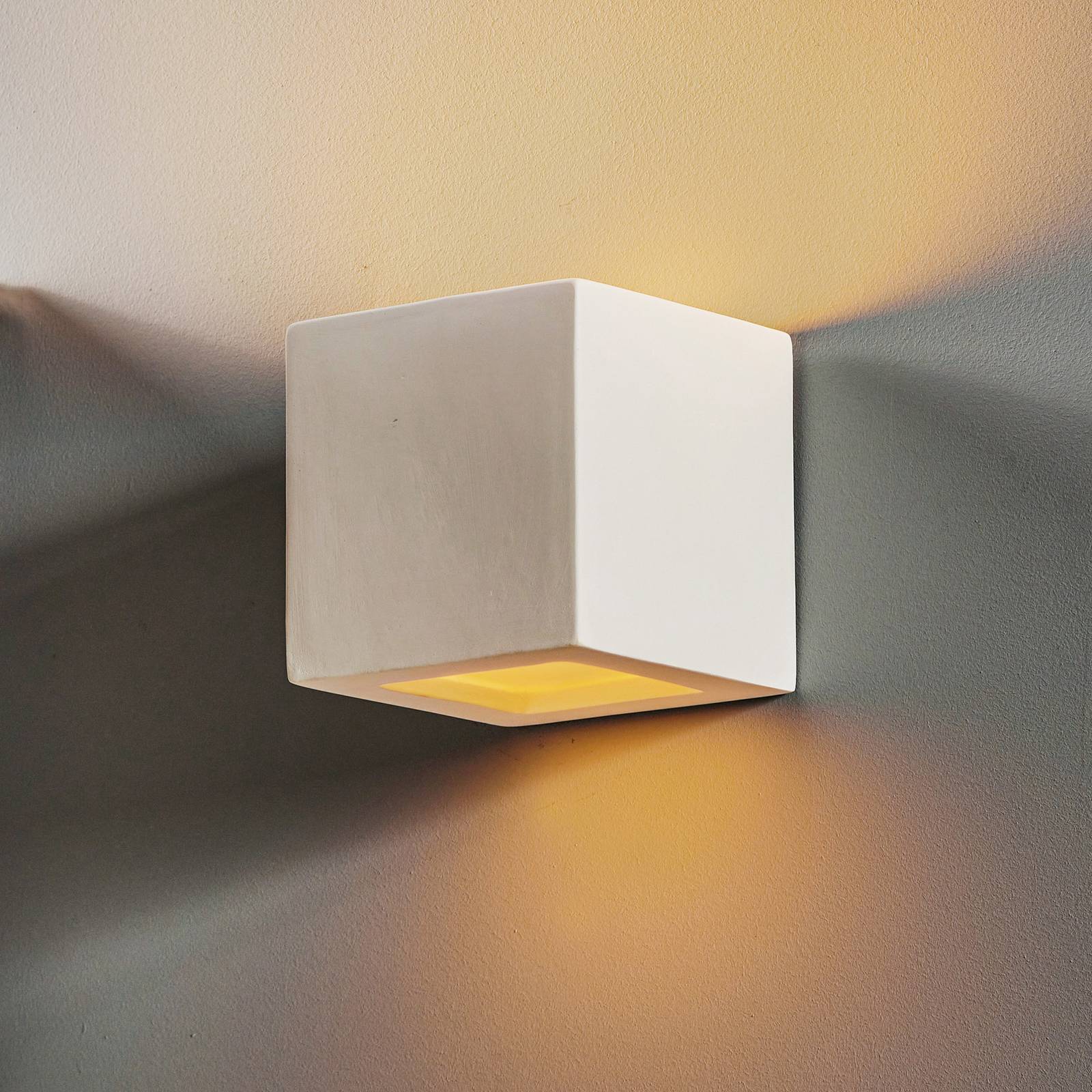 Nástenné svetlo Cube up/down z keramiky, biela