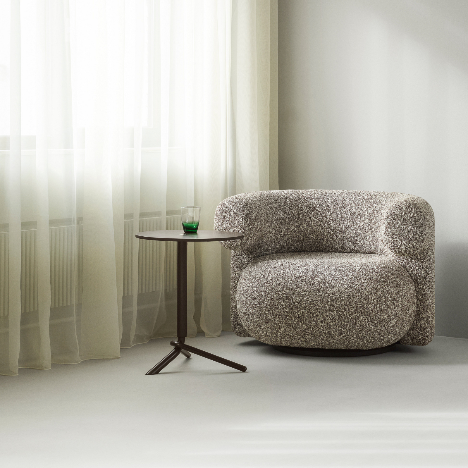 Sivupöytä Lift, tummanruskea, teräs, MDF, korkeus 56,5 cm – Normann Copenhagen Sivupöytä Lift, tummanruskea, teräs, MDF, korkeus 56,5 cm – Normann Copenhagen