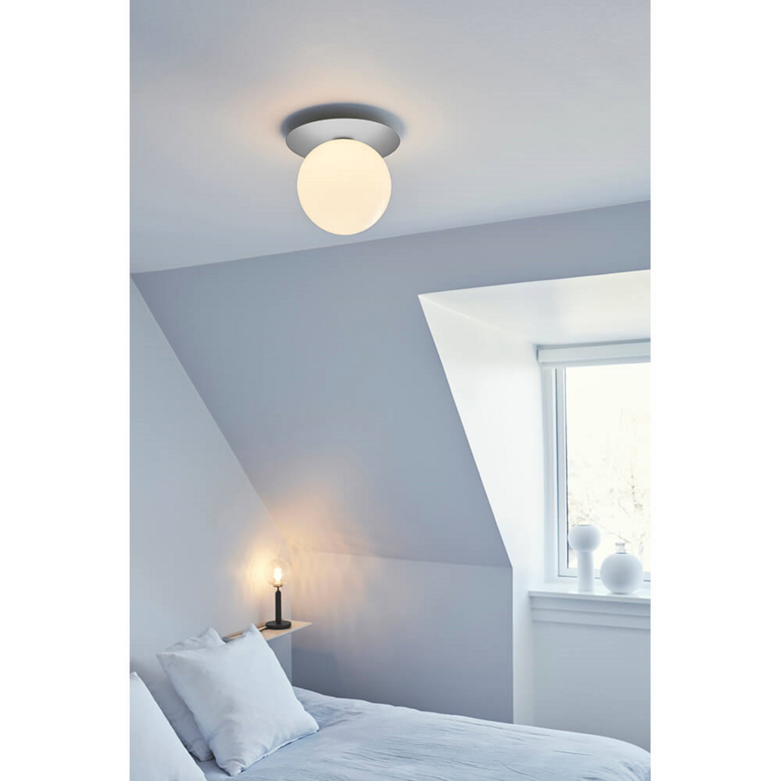 Liila 1 Vägg-/Plafond IP44 Large Light Silver/Opal White - Nuura