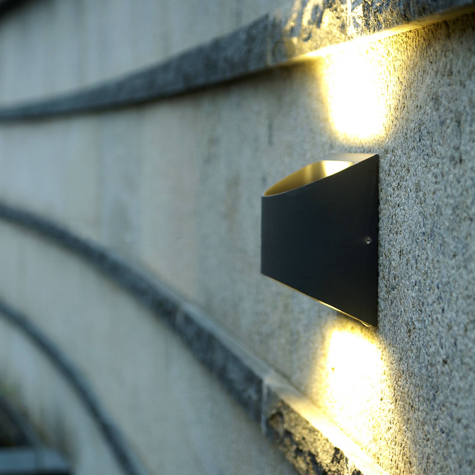 LED-Außenwandlampe Dodd, schwarz, Aluminium, halbrund günstig online kaufen