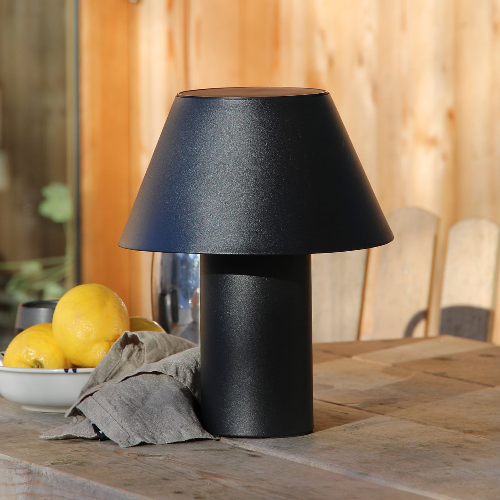 Lampa stołowa Vivo LED Solar, czarna, IP44, wysokość 30 cm, ściemniana.