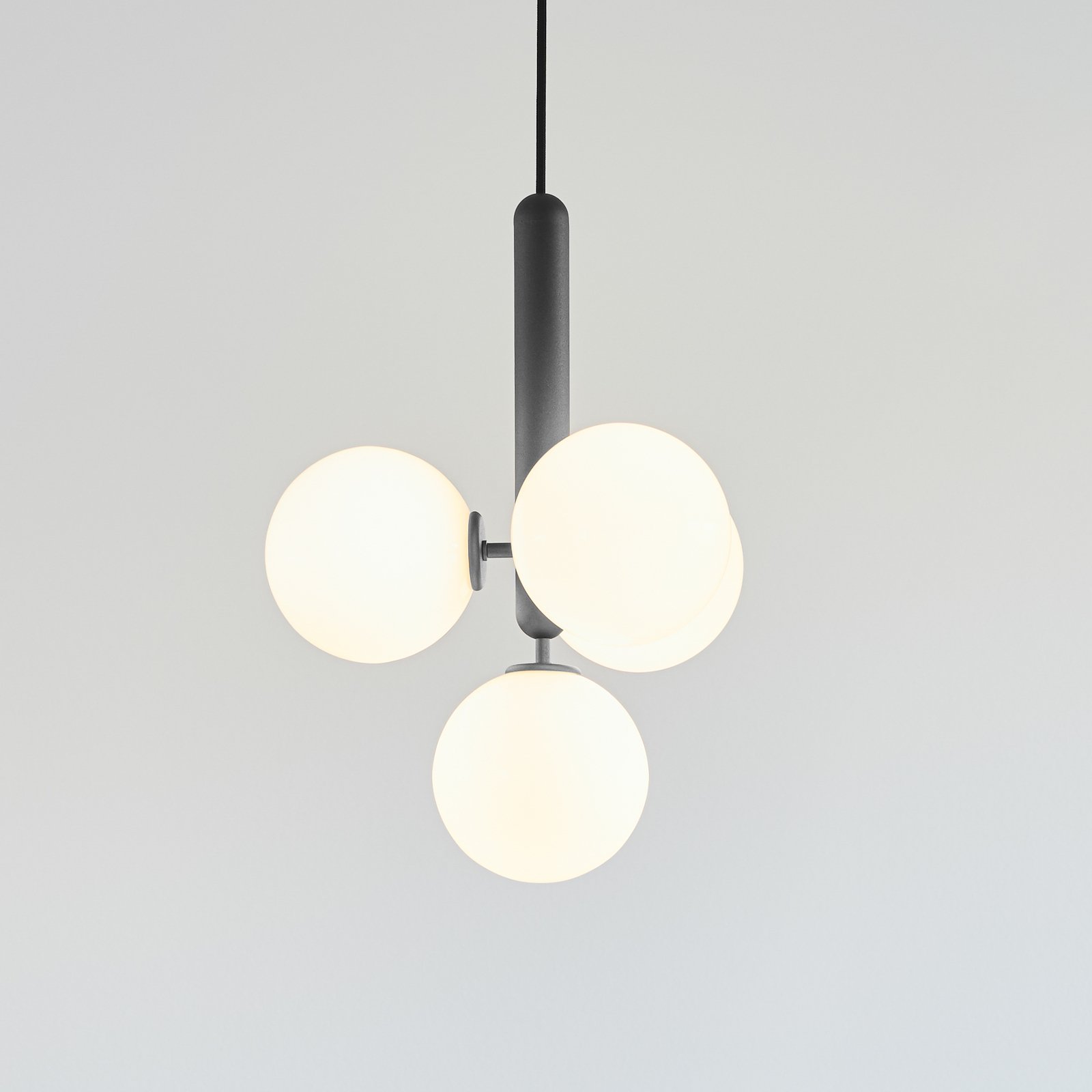 Nuura Miira 4 hængelampe, 4 lyskilder, grå/opal
