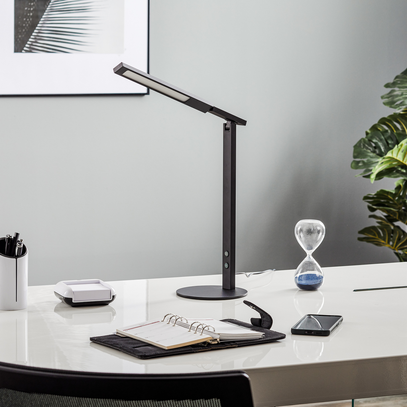 Ideāla LED galda lampa ar regulējamu apgaismojumu, melna